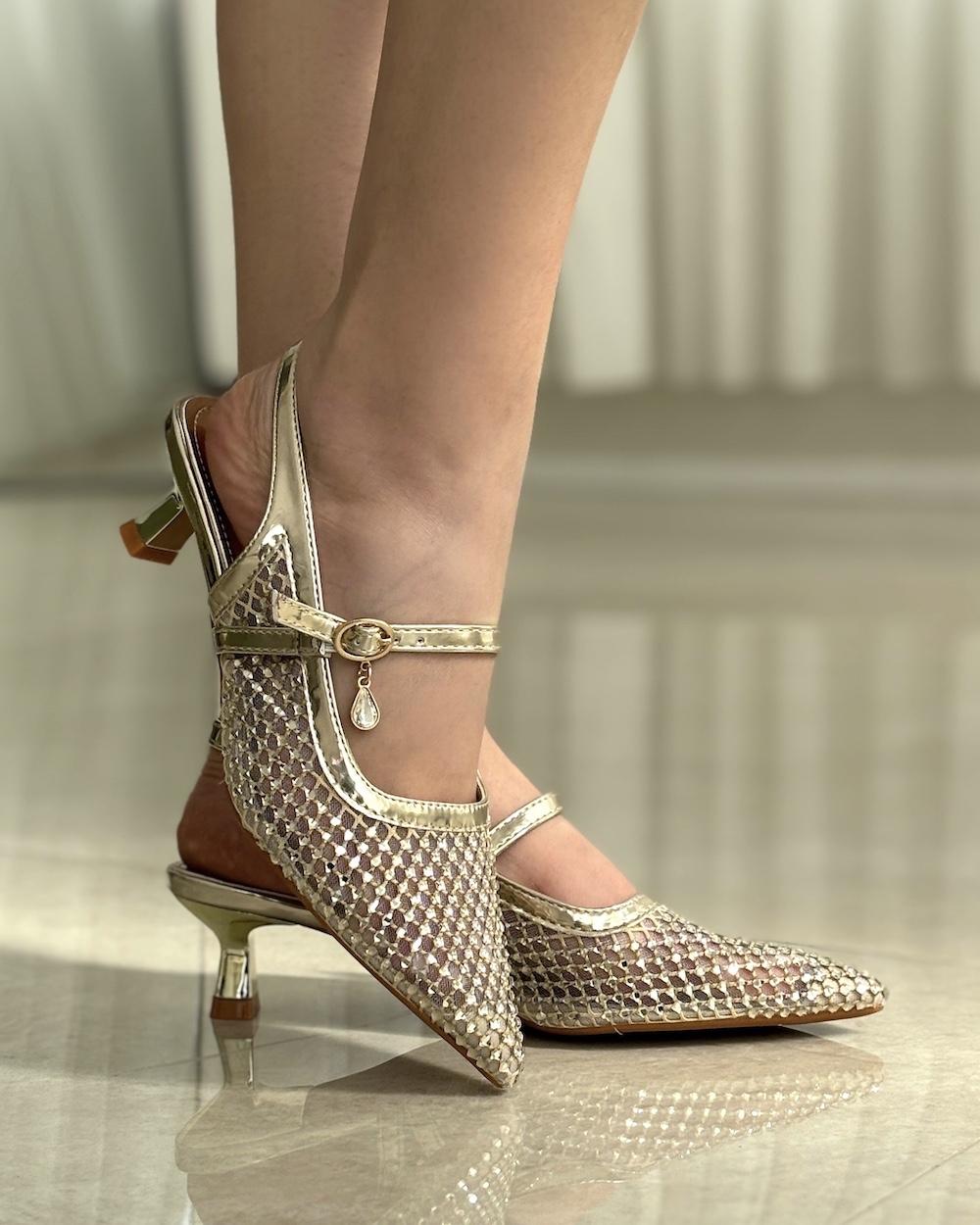 Women's mesh heel with a small heel