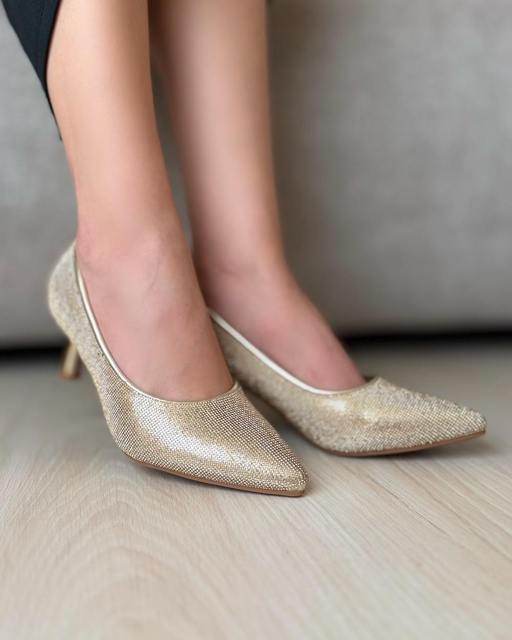 Closed-toe high-heel with fine rhinestones