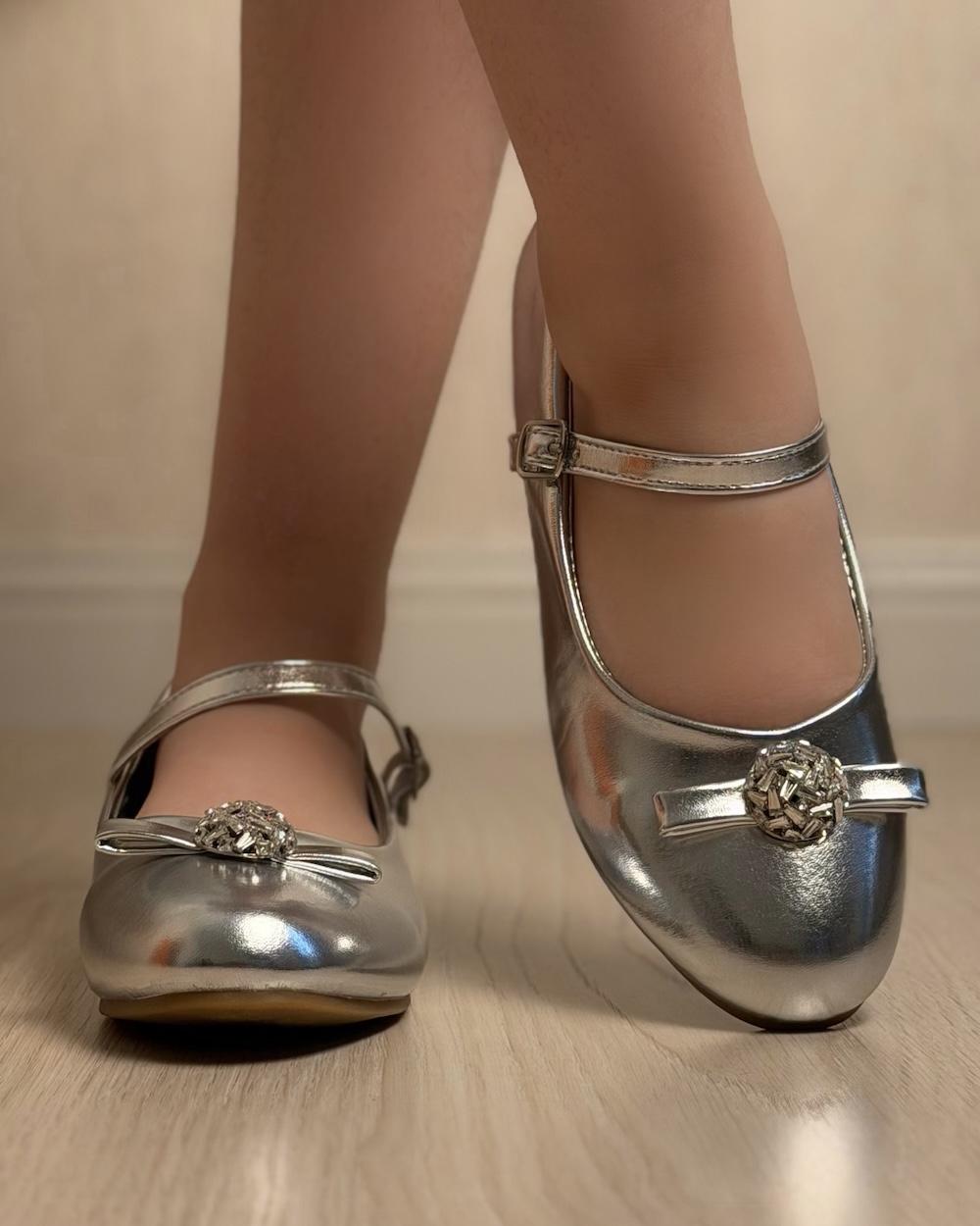 Classic girls' shoes with a bow and crystal