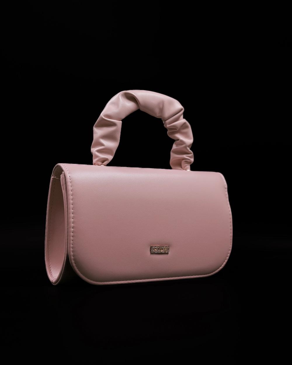 Stylish handbag with a crinkled top handle