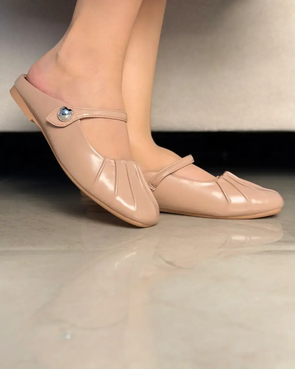 Women's closed-design sandal with simple details