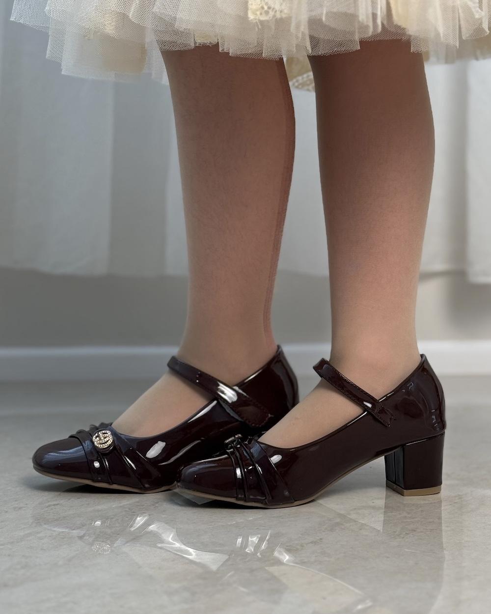 Girls' leather shoes with a medium heel