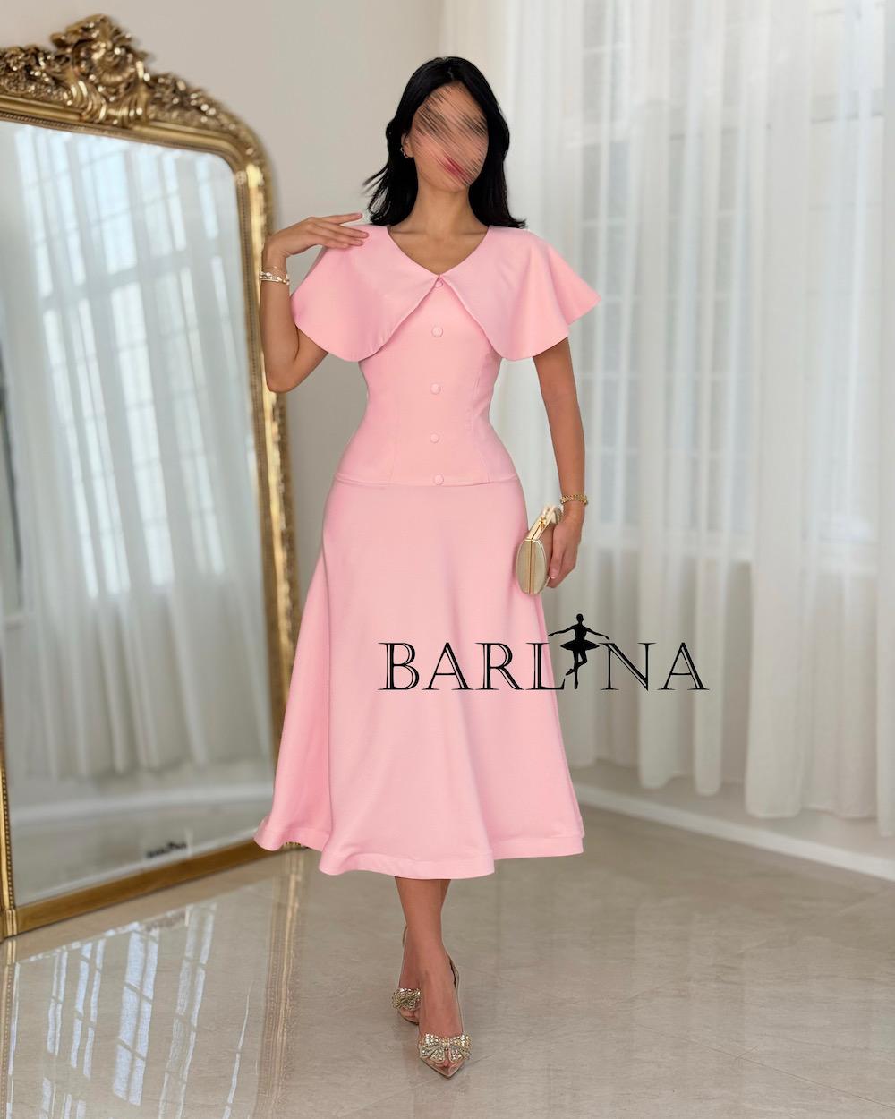 Elegant midi dress with a classic design