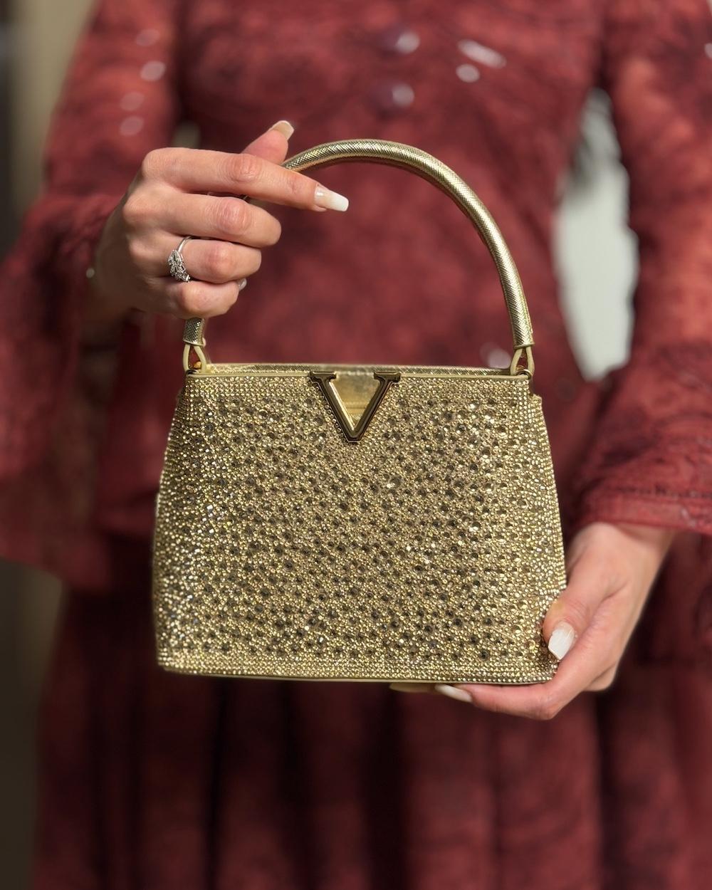 حقيبة فاخرة مزينة بفصوص براقة