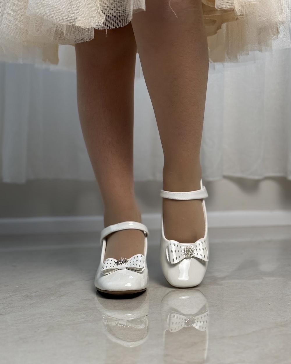 Girls' shiny shoes with a medium heel