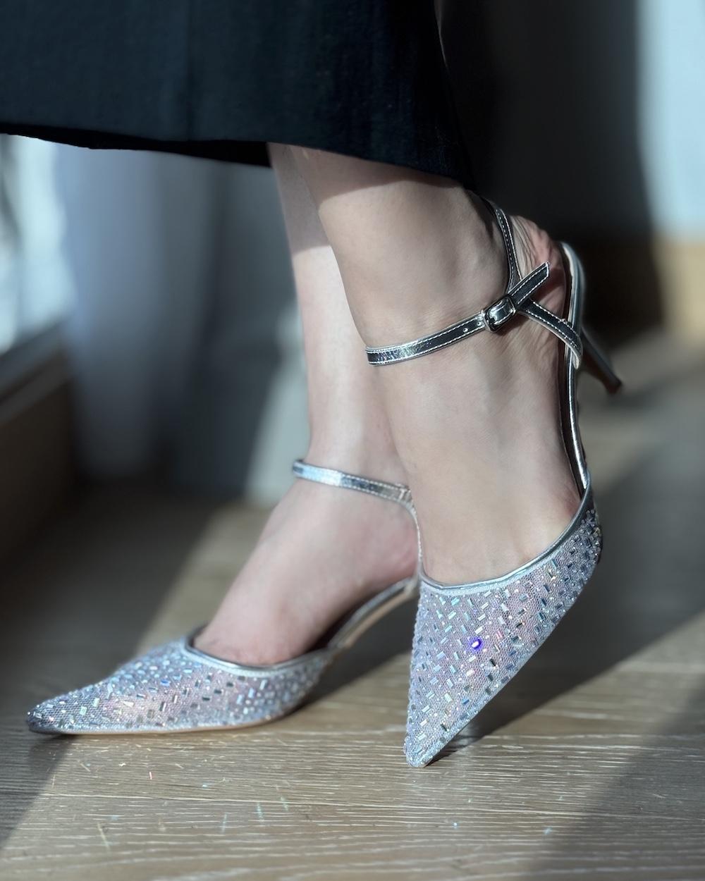 Women's mid-heel with crystal-studded toe