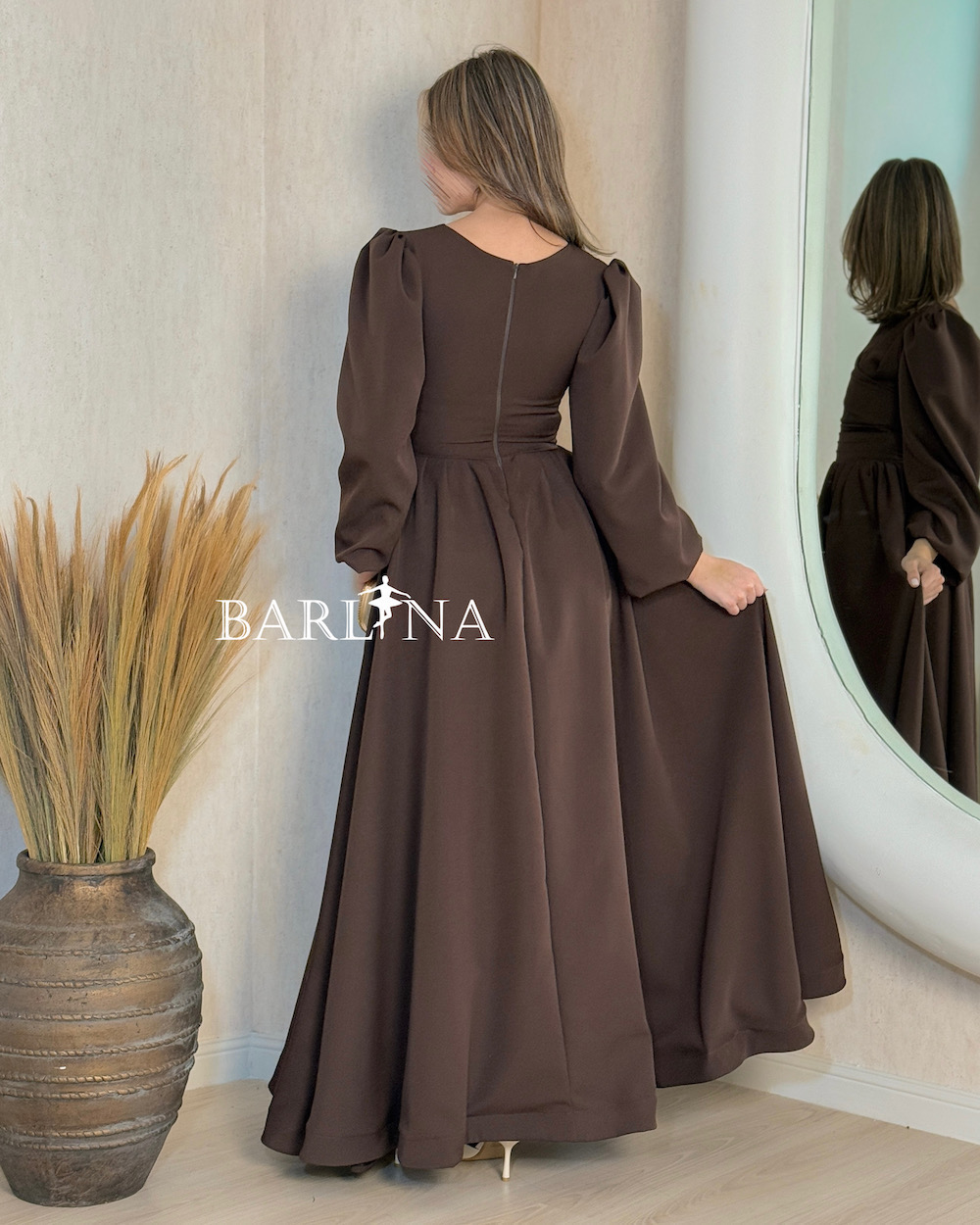Long brown dress with a wide and flowing cut Long brown dress with a wide and flowing cut