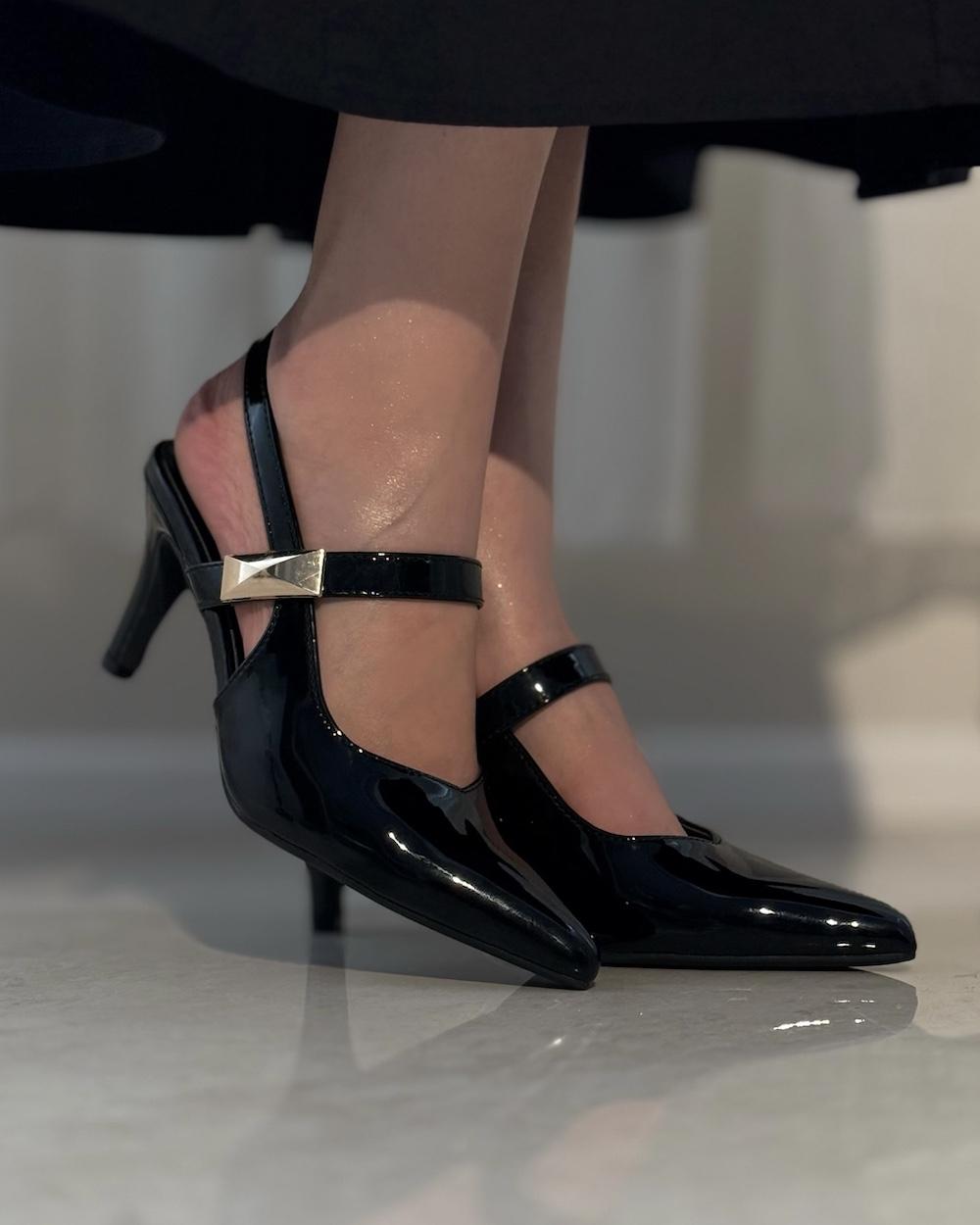 Women’s shoe with metal detail and thin heel