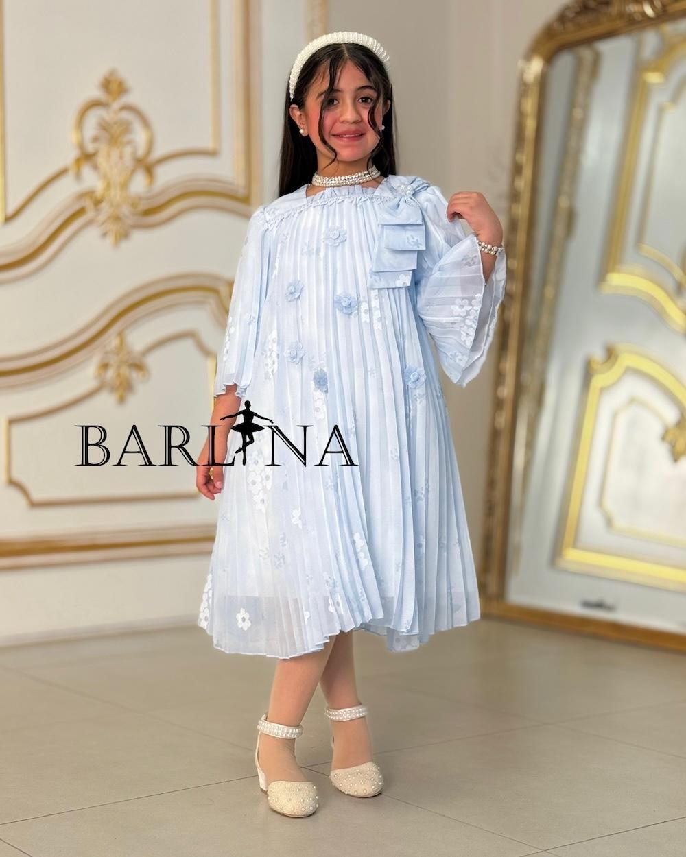 Girls' dress with pleats and a bow on the shoulder