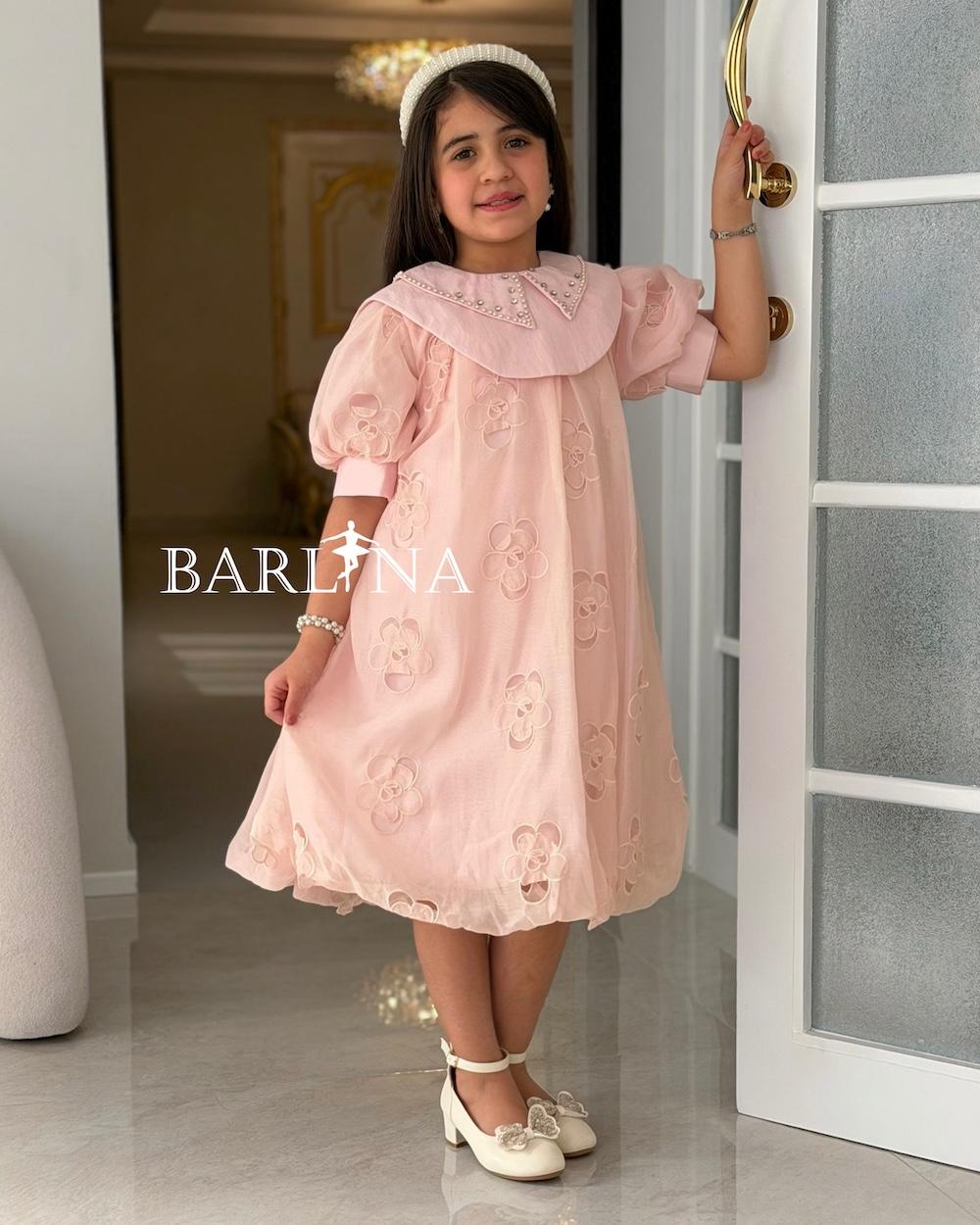 Girls' dress with medium puff sleeves