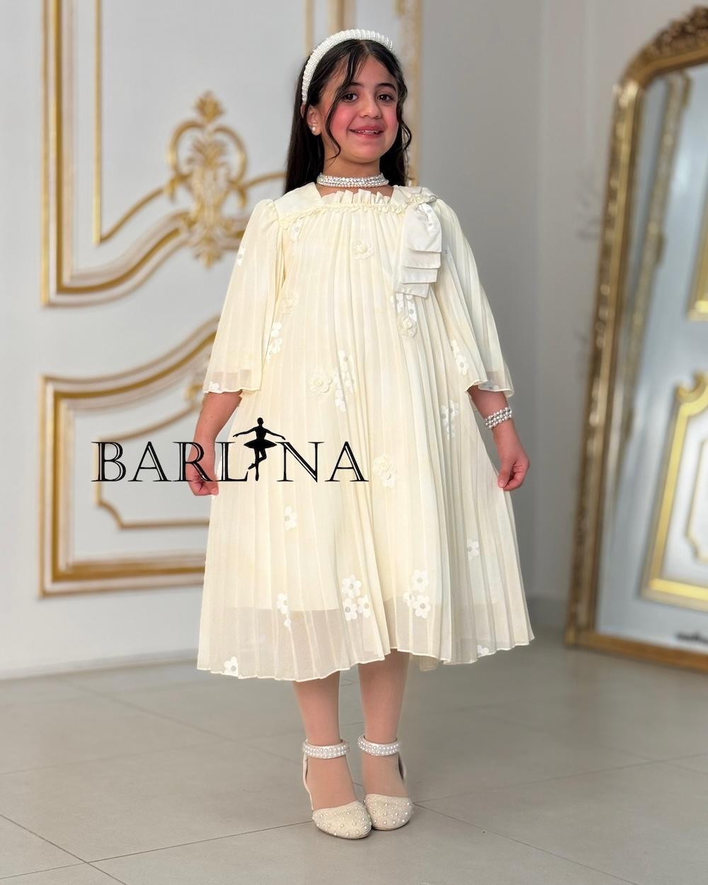 Girls' dress with pleats and a bow on the shoulder
