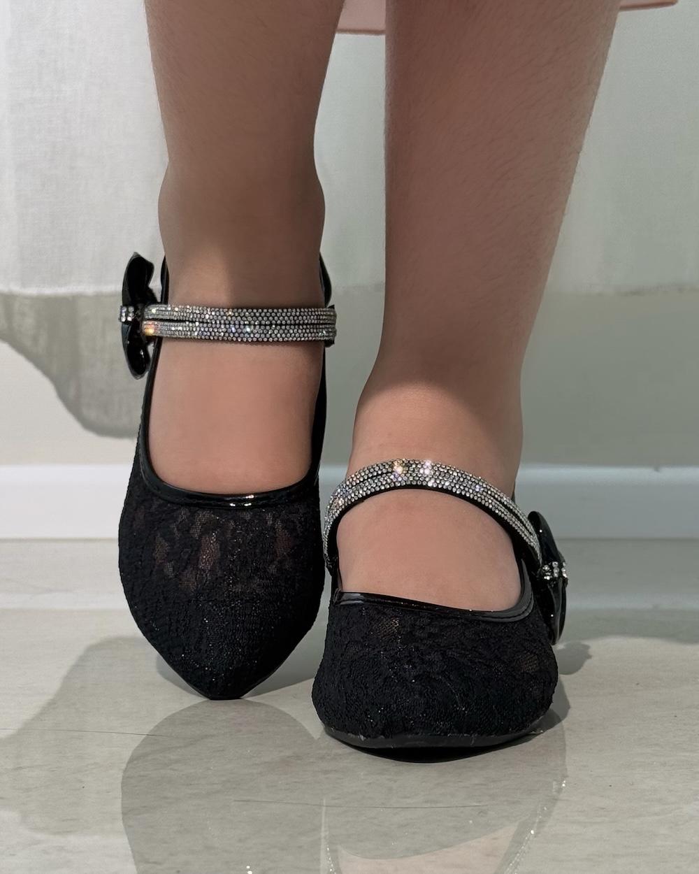 Girls' shoes with a rhinestone-studded rope and bow