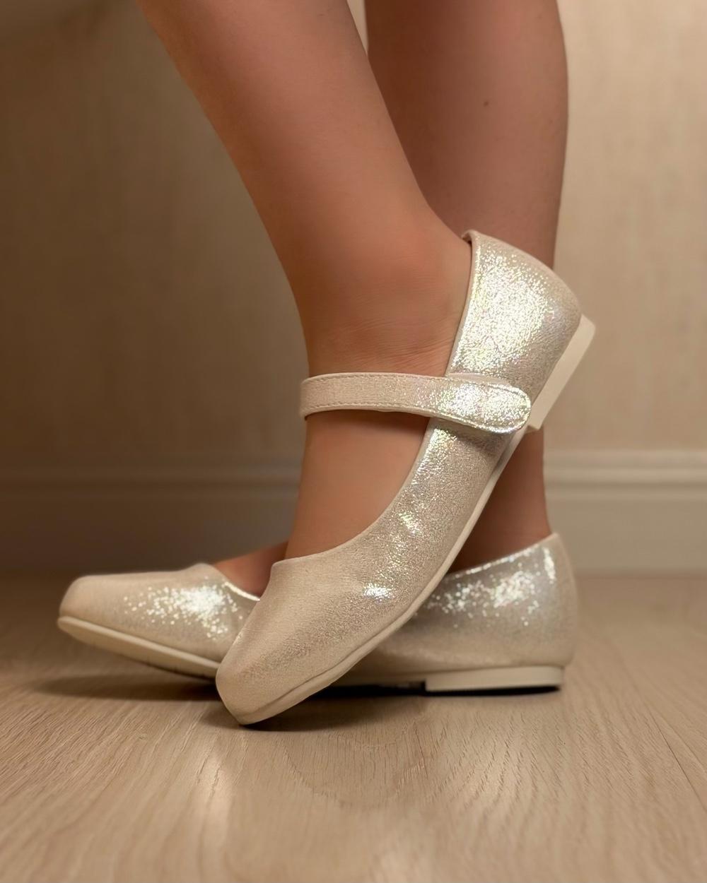 Soft girls' closed-toe shoes