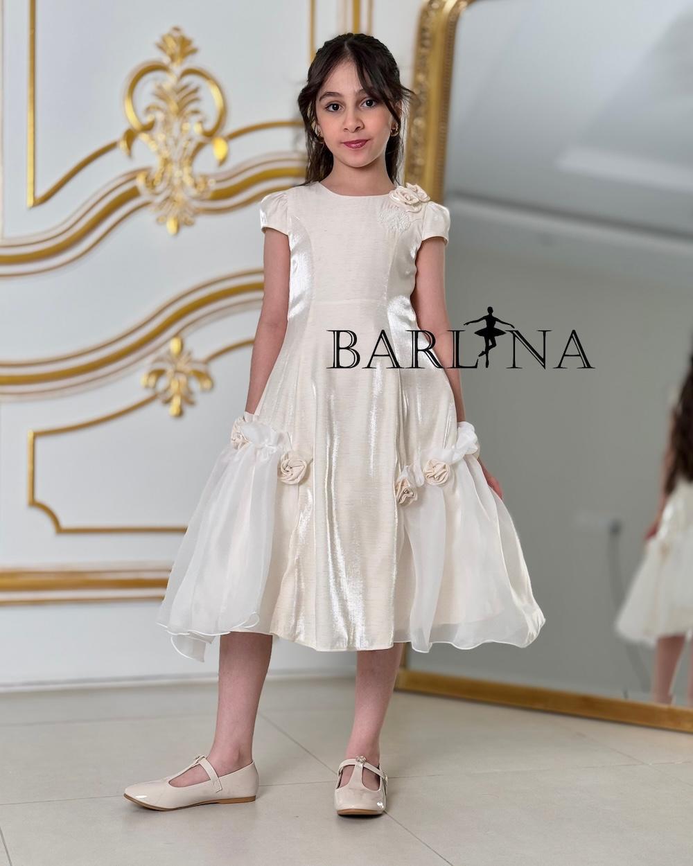 Soft girl's dress decorated with back buttons