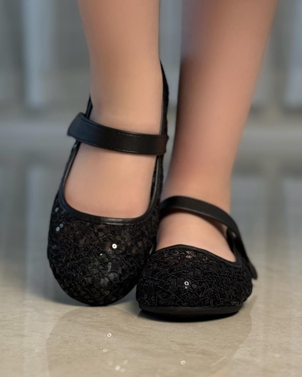 Girls' shoes with a soft lace design