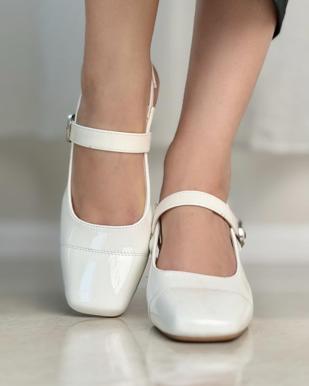 Women's patent leather heel with a comfortable wide heel