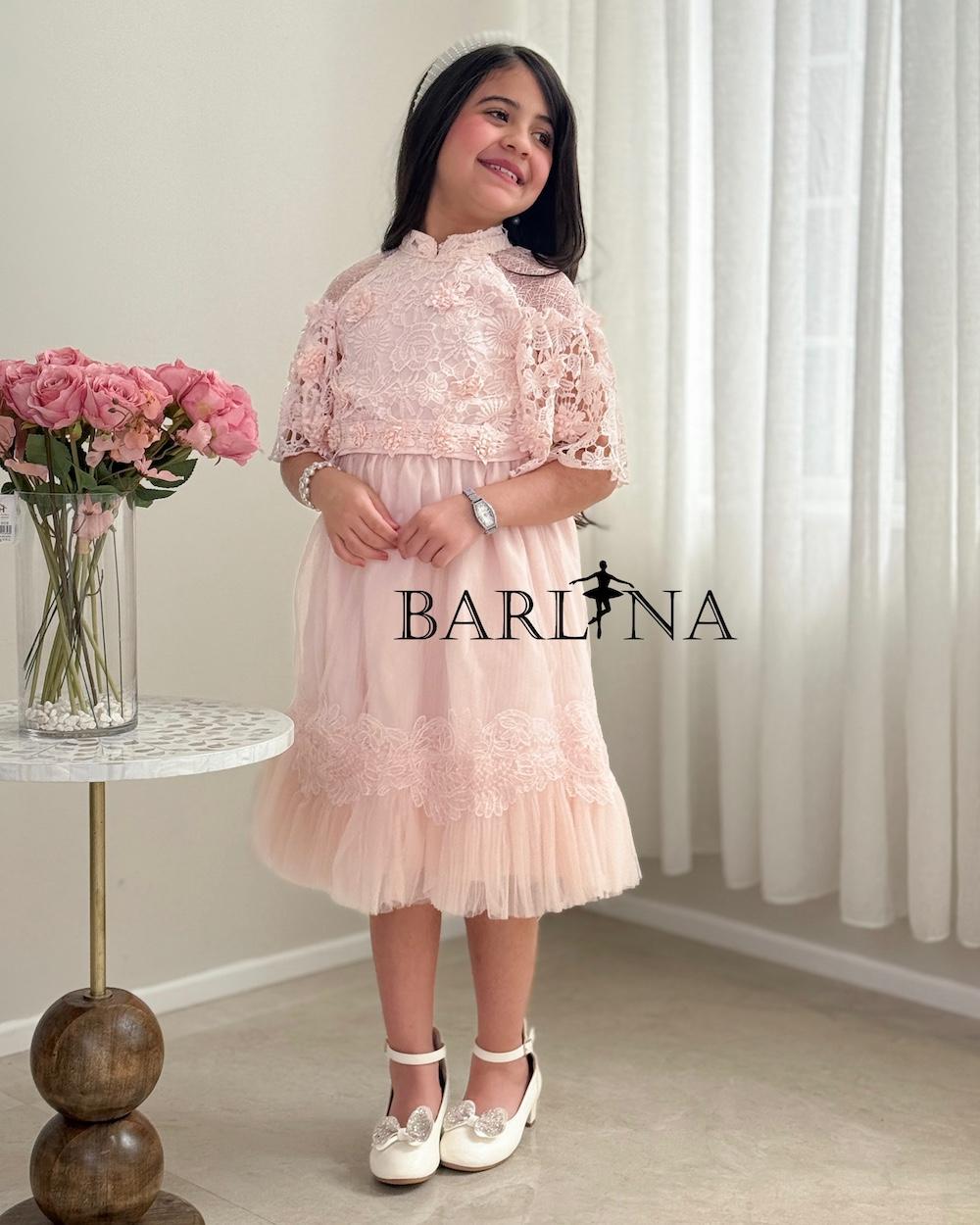Elegant girls' dress with guipure sleeves