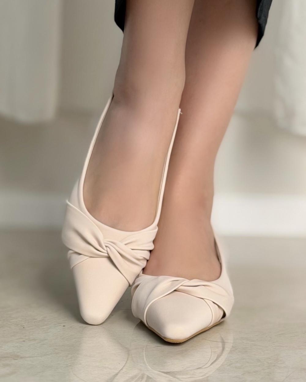Women's shoes with a small heel and delicate details