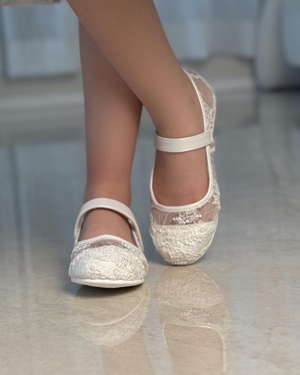 Girls' shoes with mesh embroidery and elegant shine
