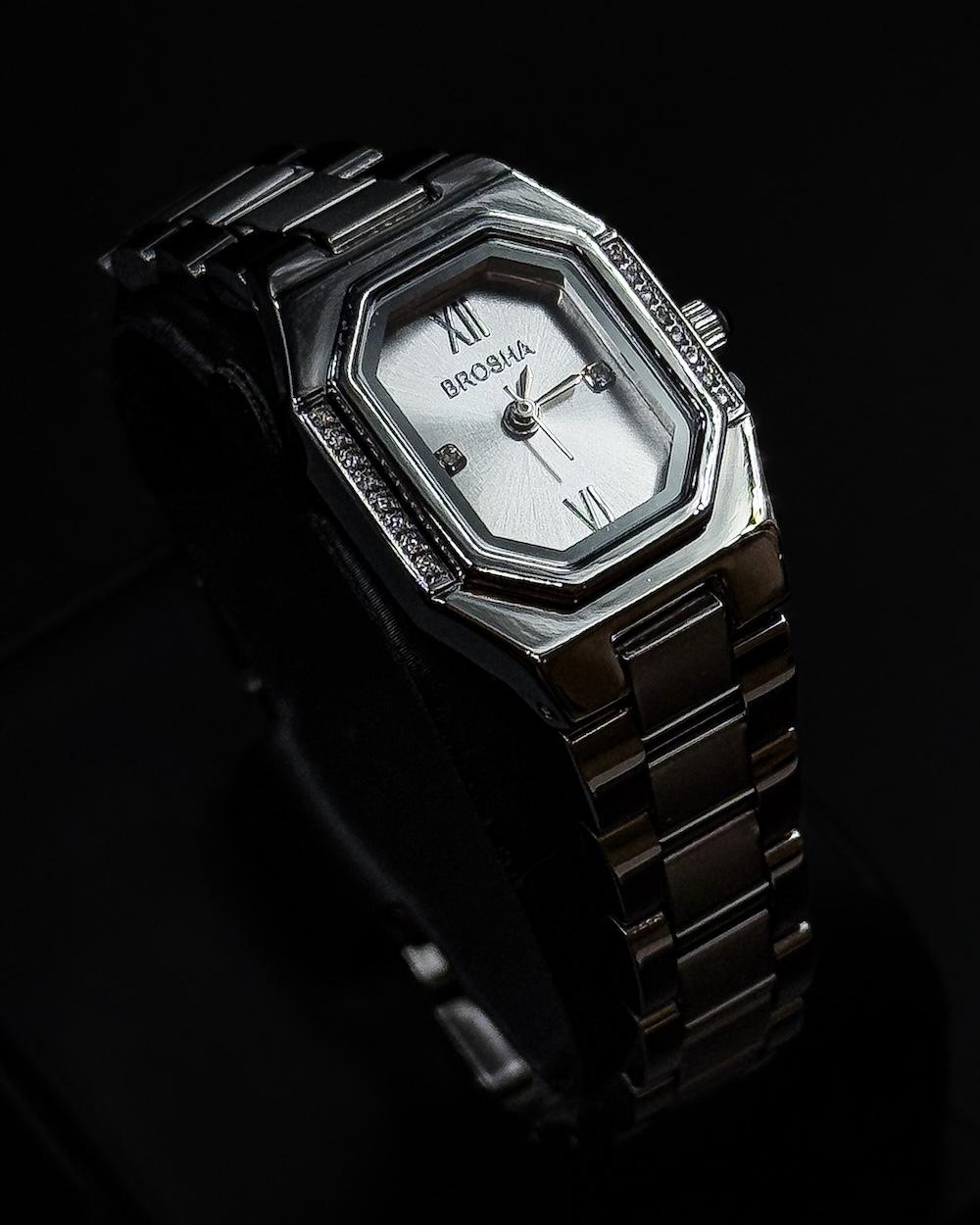 A stylish everyday wristwatch with a geometric design