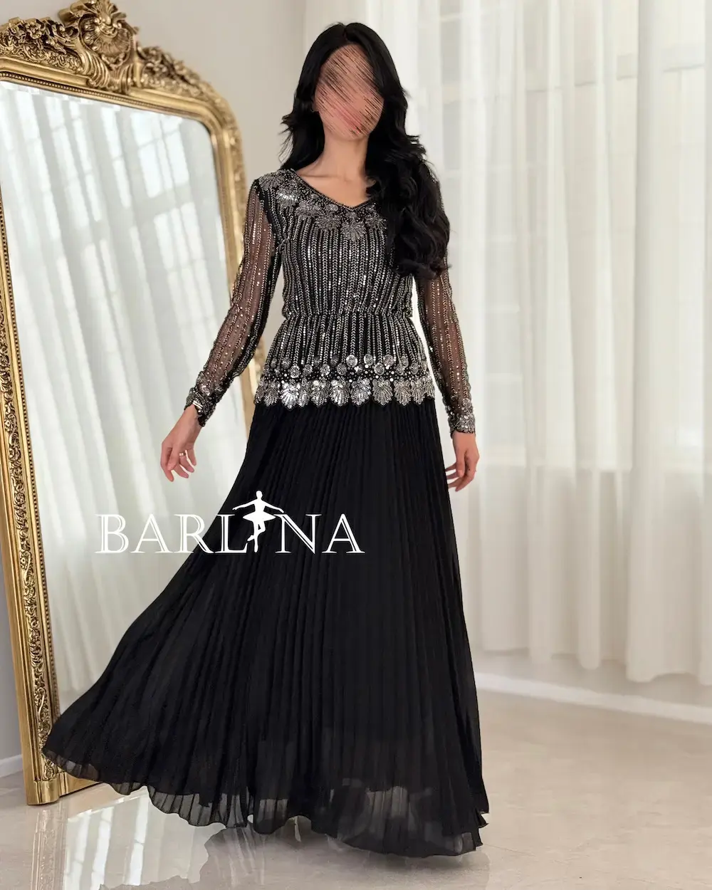 Luxurious dress with elegant sheer sleeves
