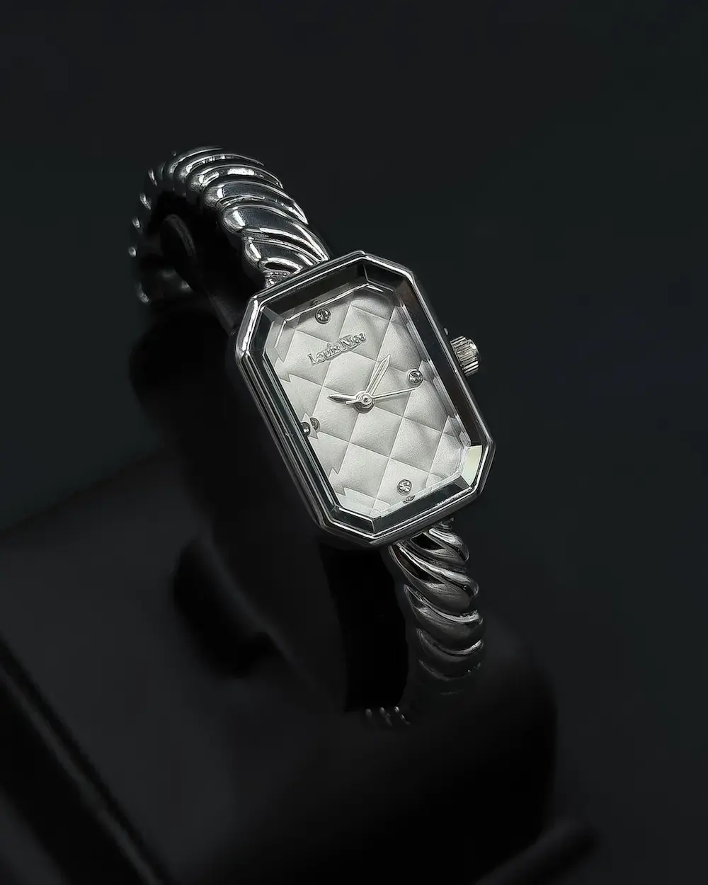 Women's watch with a geometric design and metal bracelet