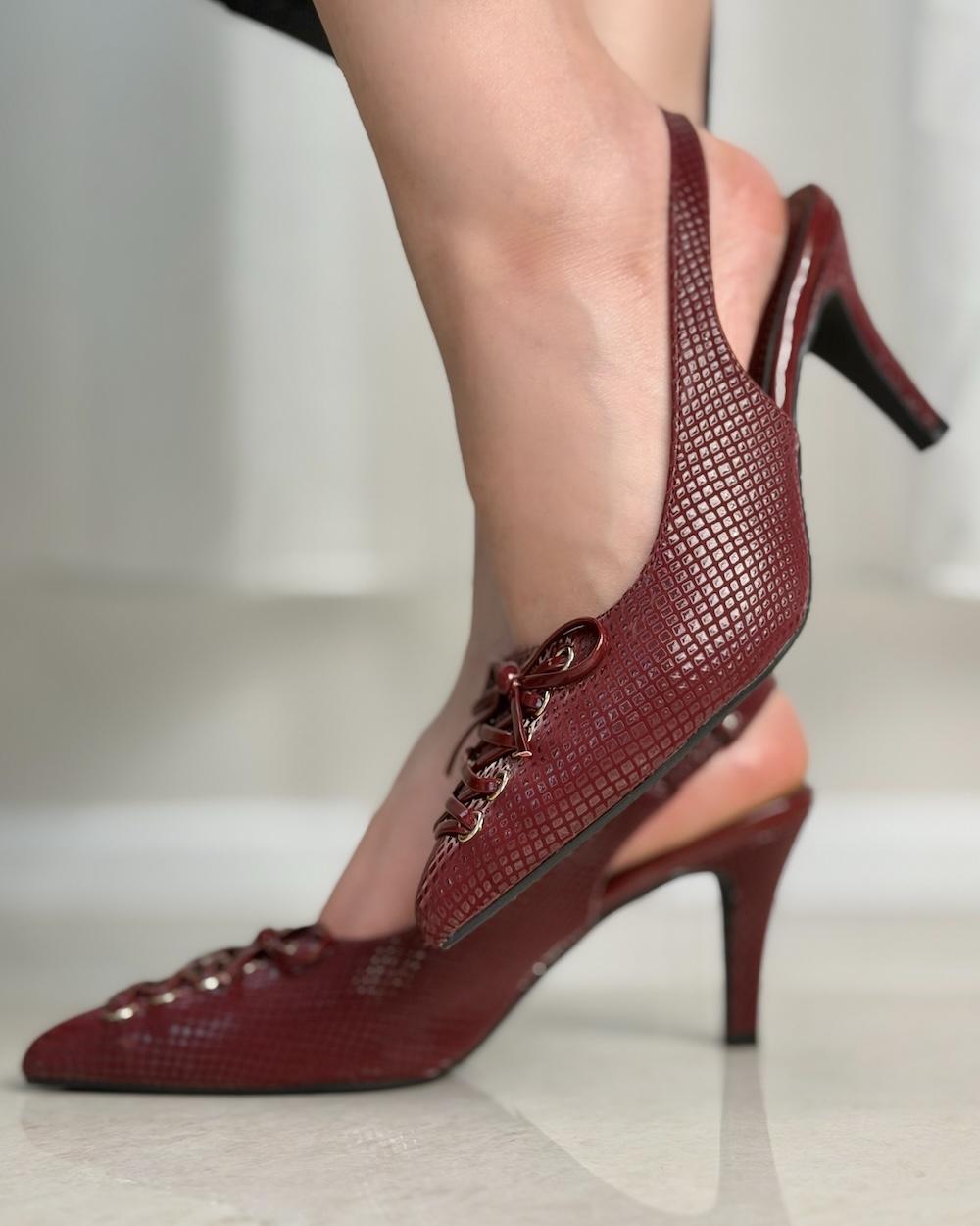 Elegant women's shoes with lace-up details
