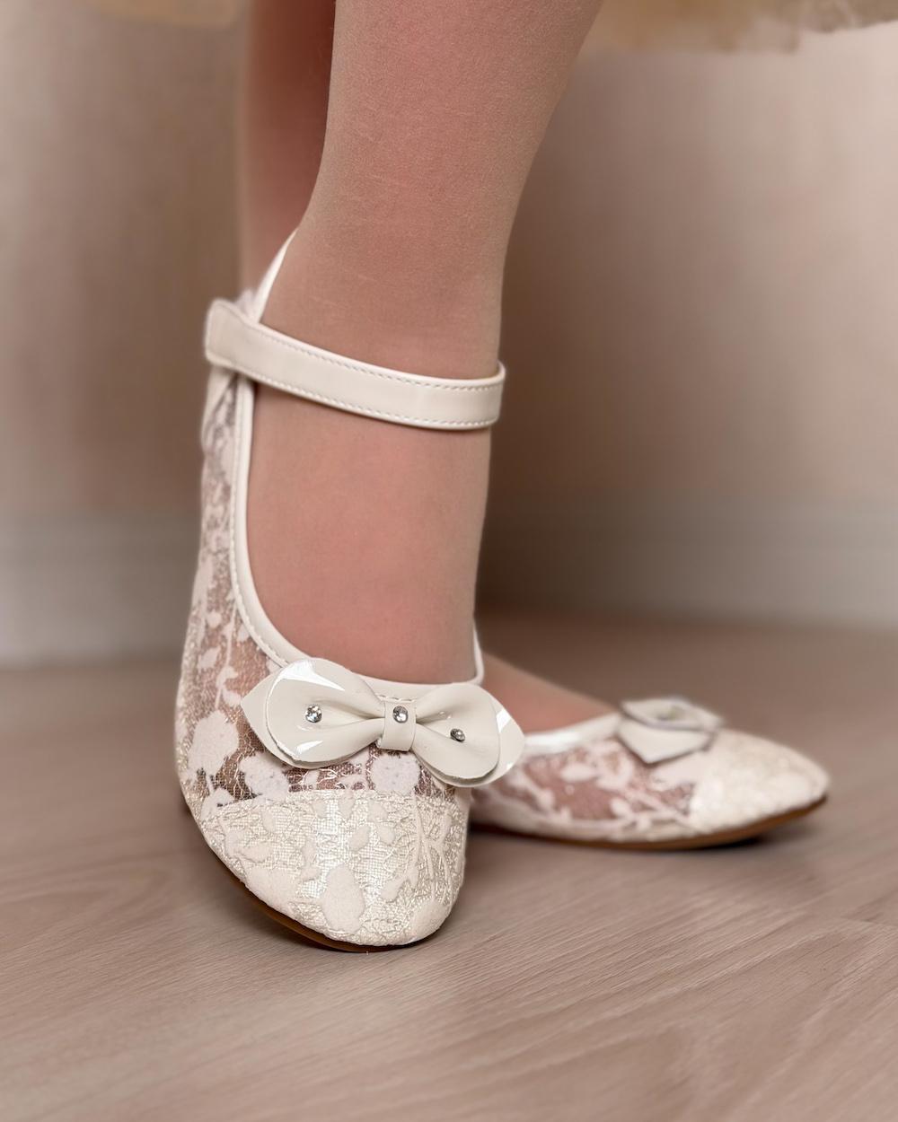 Girls' shoes with soft lace and a bow