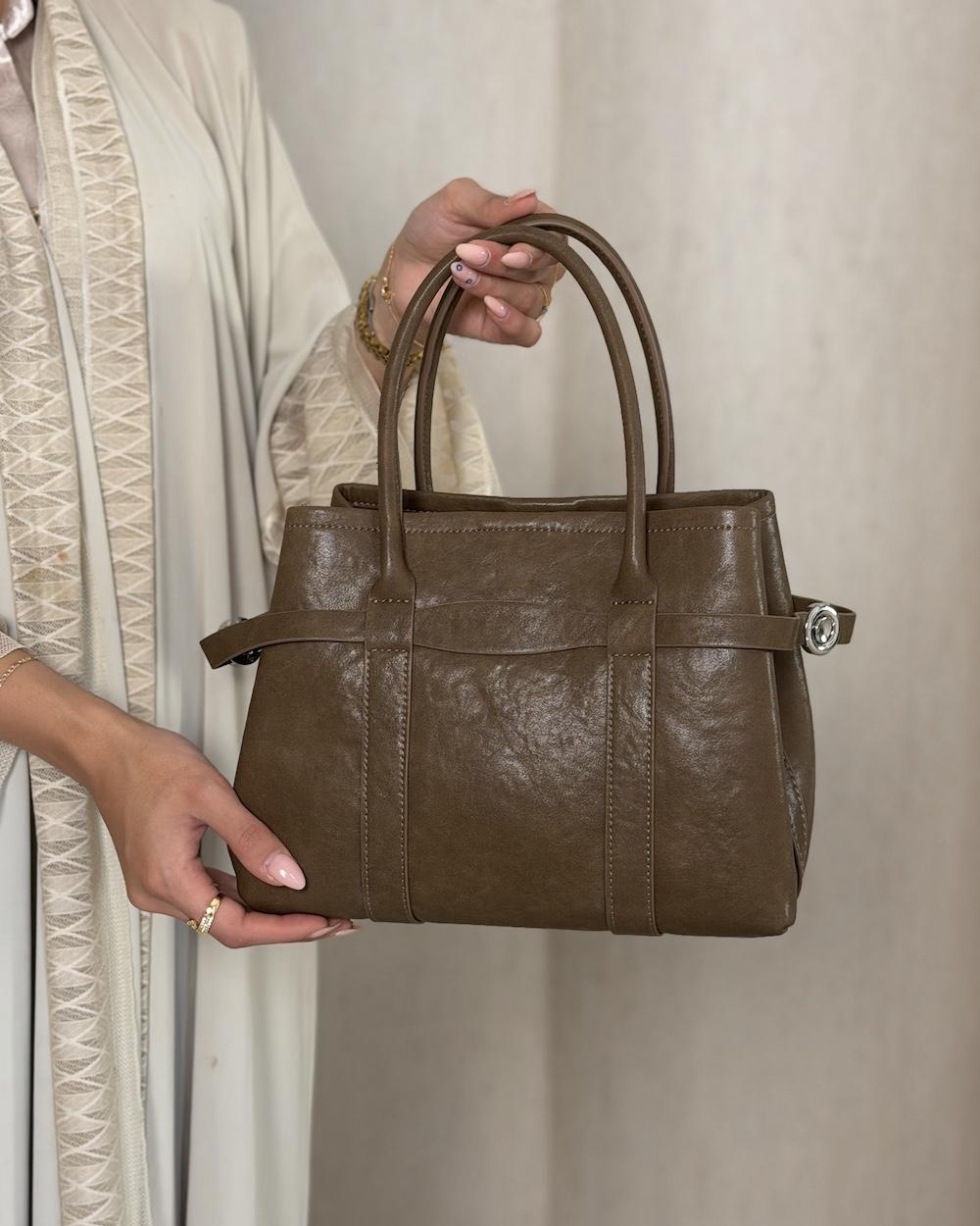 A classic soft handbag with a simple and elegant design