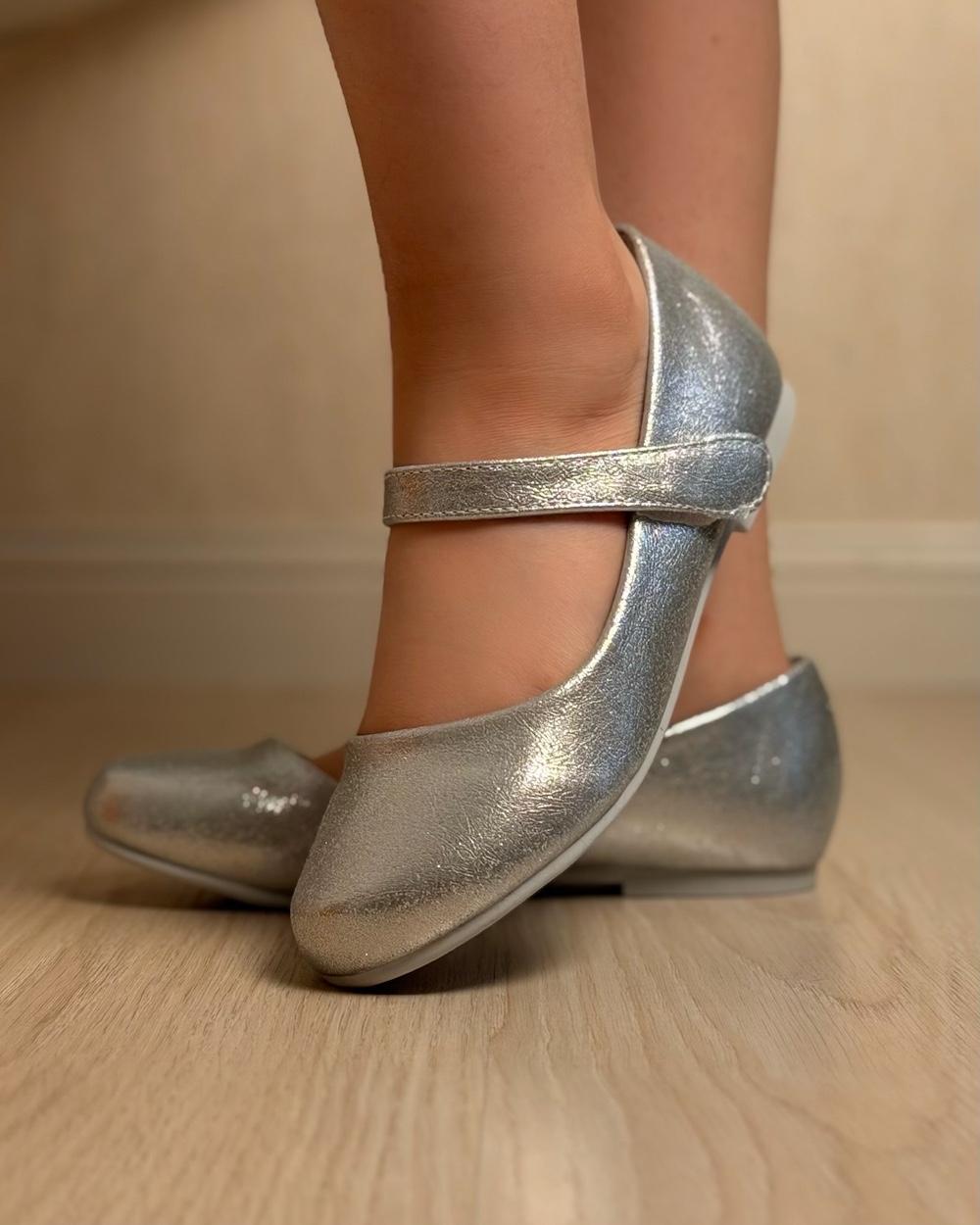Soft girls' closed-toe shoes