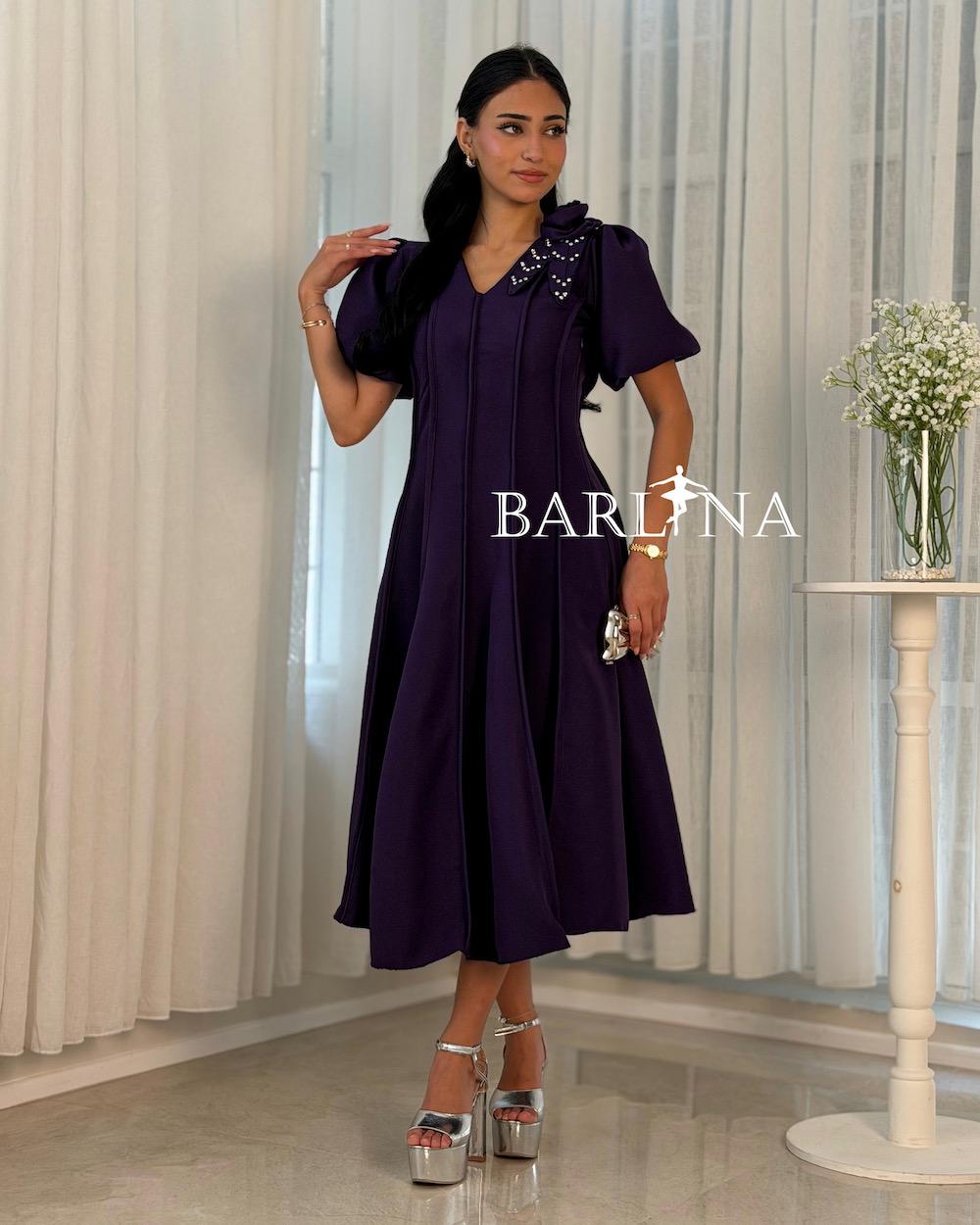 Elegant dress with a fitted waist and puffed sleeves