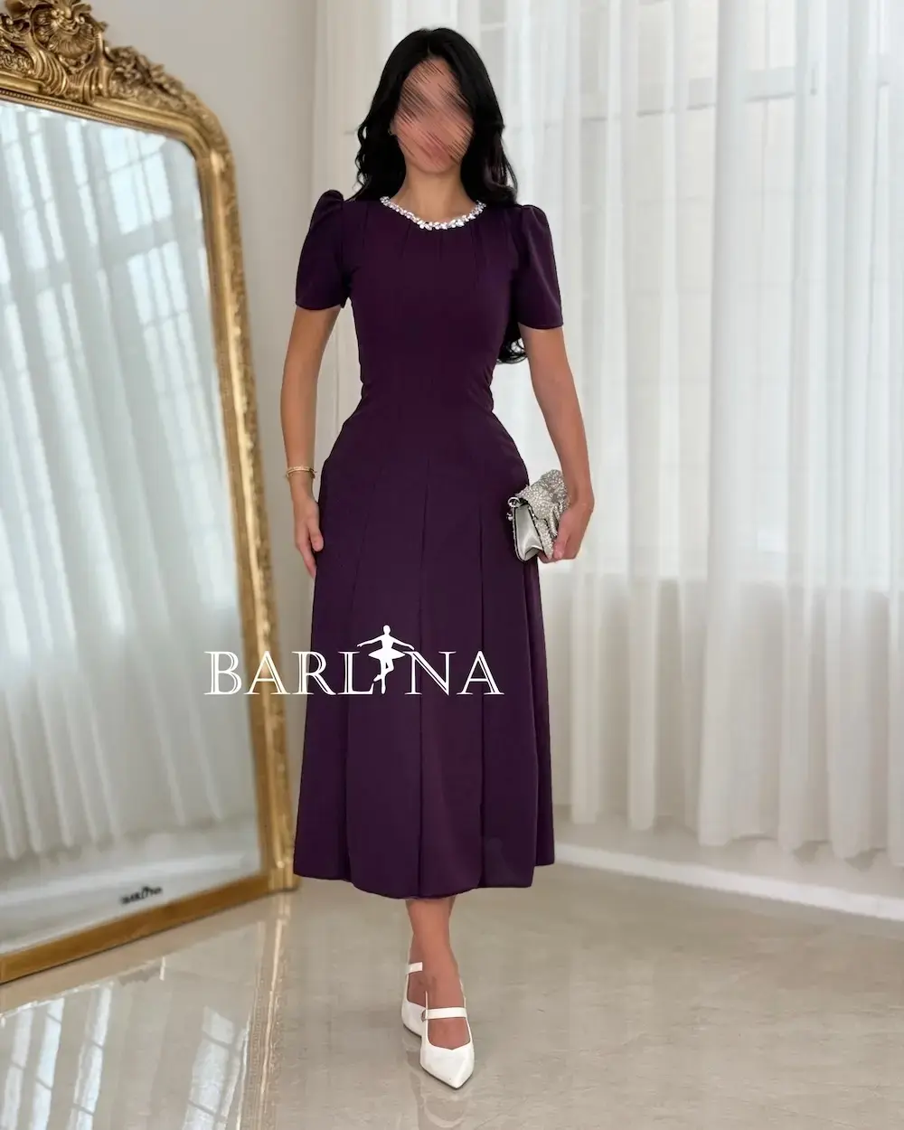 A soft dress with a sophisticated classic cut.