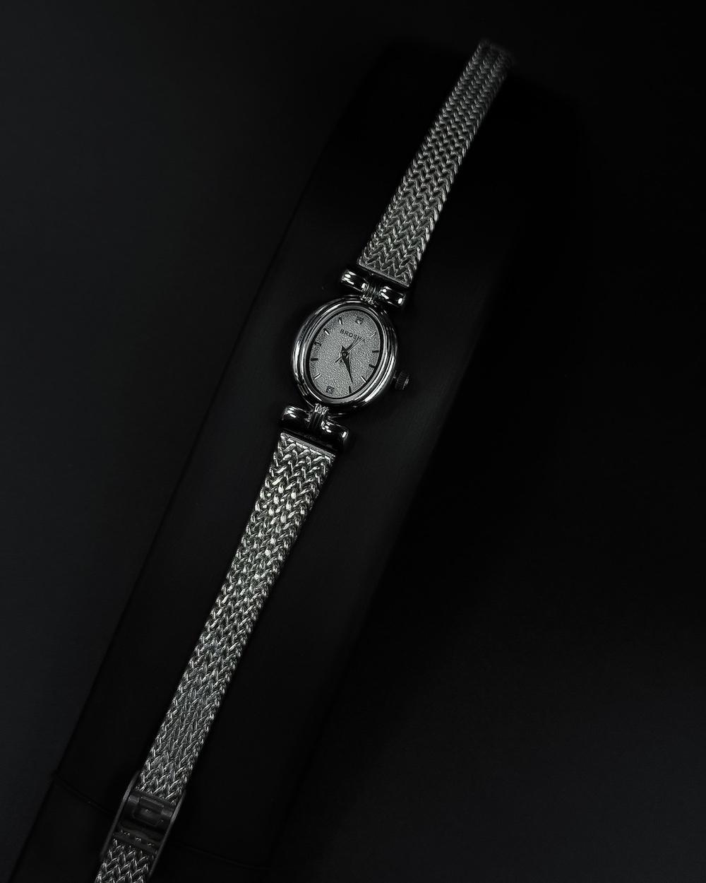 A delicate everyday watch with a simple mesh strap design