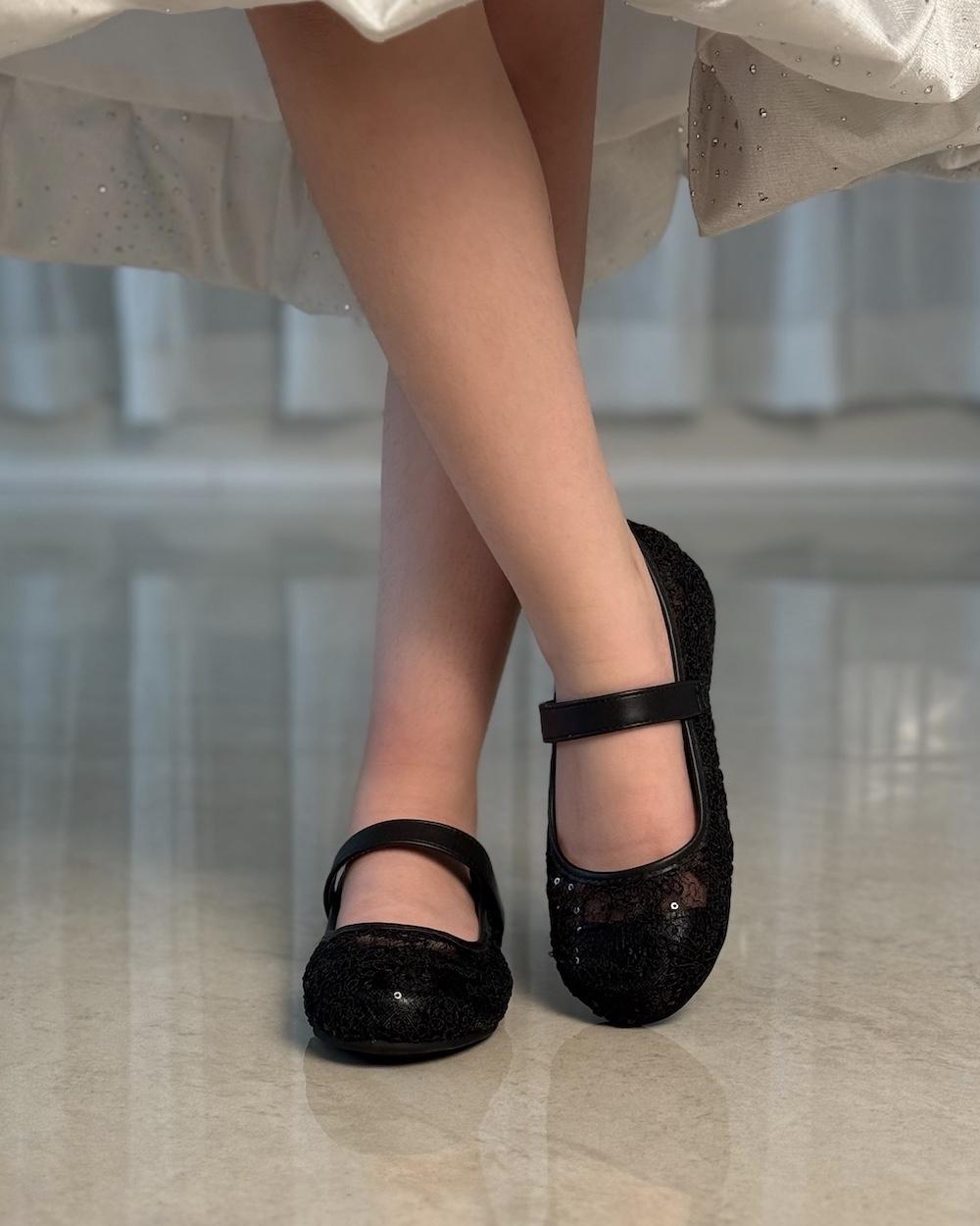 Girls' shoes with mesh embroidery and elegant shine