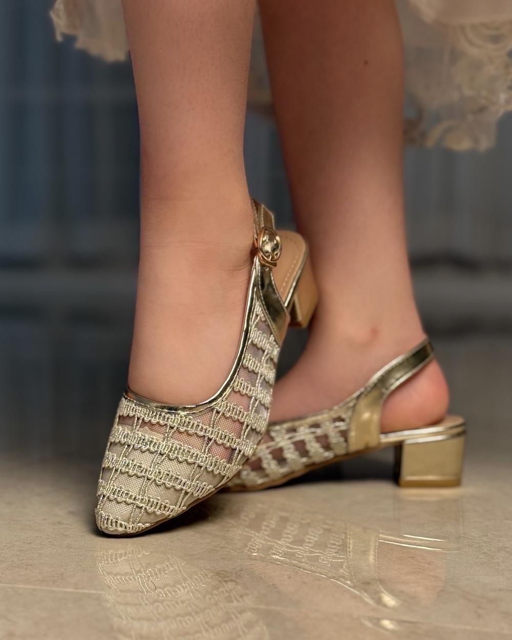 Girls' shoes with embroidered mesh design and back strap
