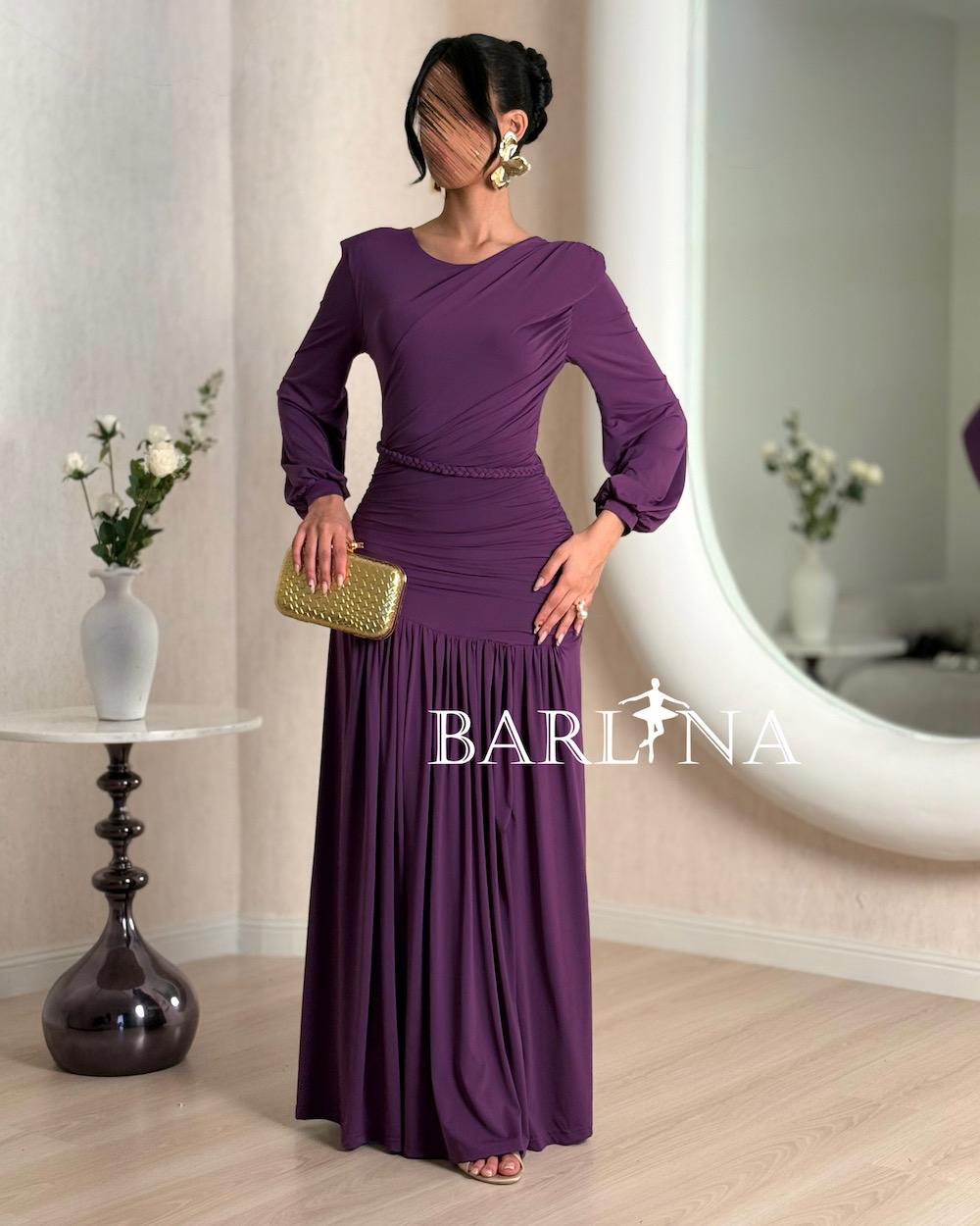 Elegant dress with long sleeves and pleated hem