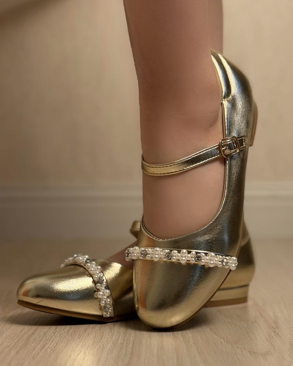 Elegant girls' shoes with a front strap