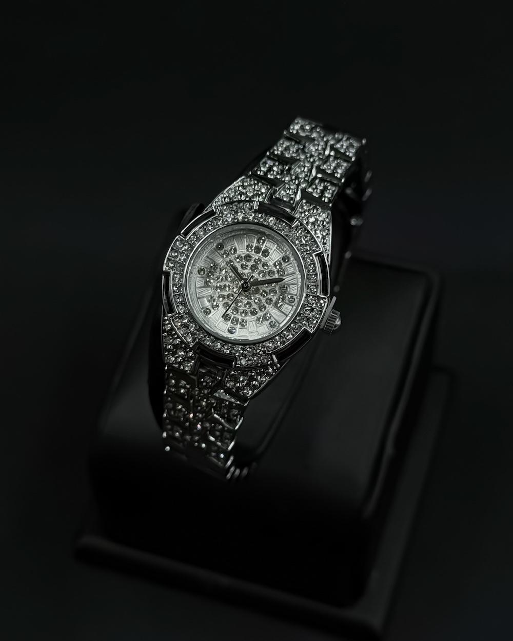 Elegant women's watch adorned with sparkling gemstones