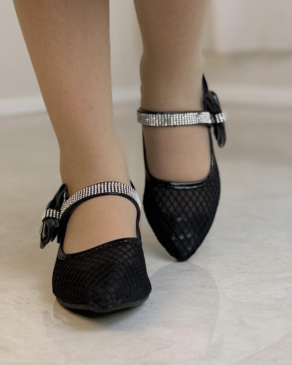 Girls' shoes decorated with a crystal-studded strap
