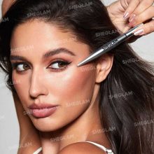 امرأة جميلة تضع أحمر الشفاه