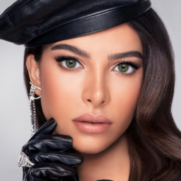 امرأة جميلة بعيون خضراء وملامح منمقة