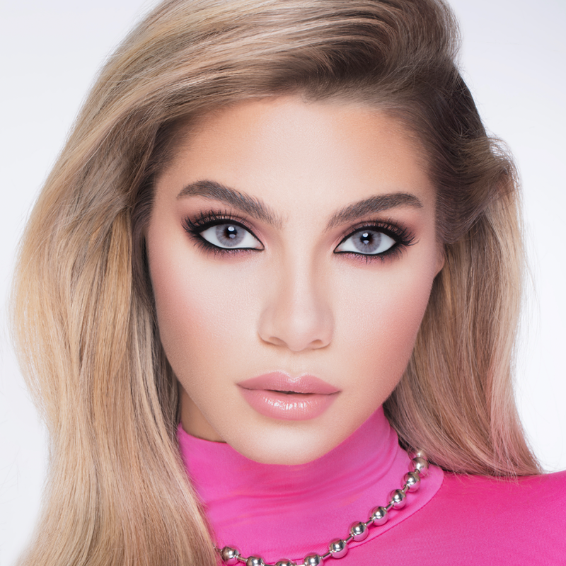 عين مزينة بمكياج سموكي أسود وحواجب بارزة