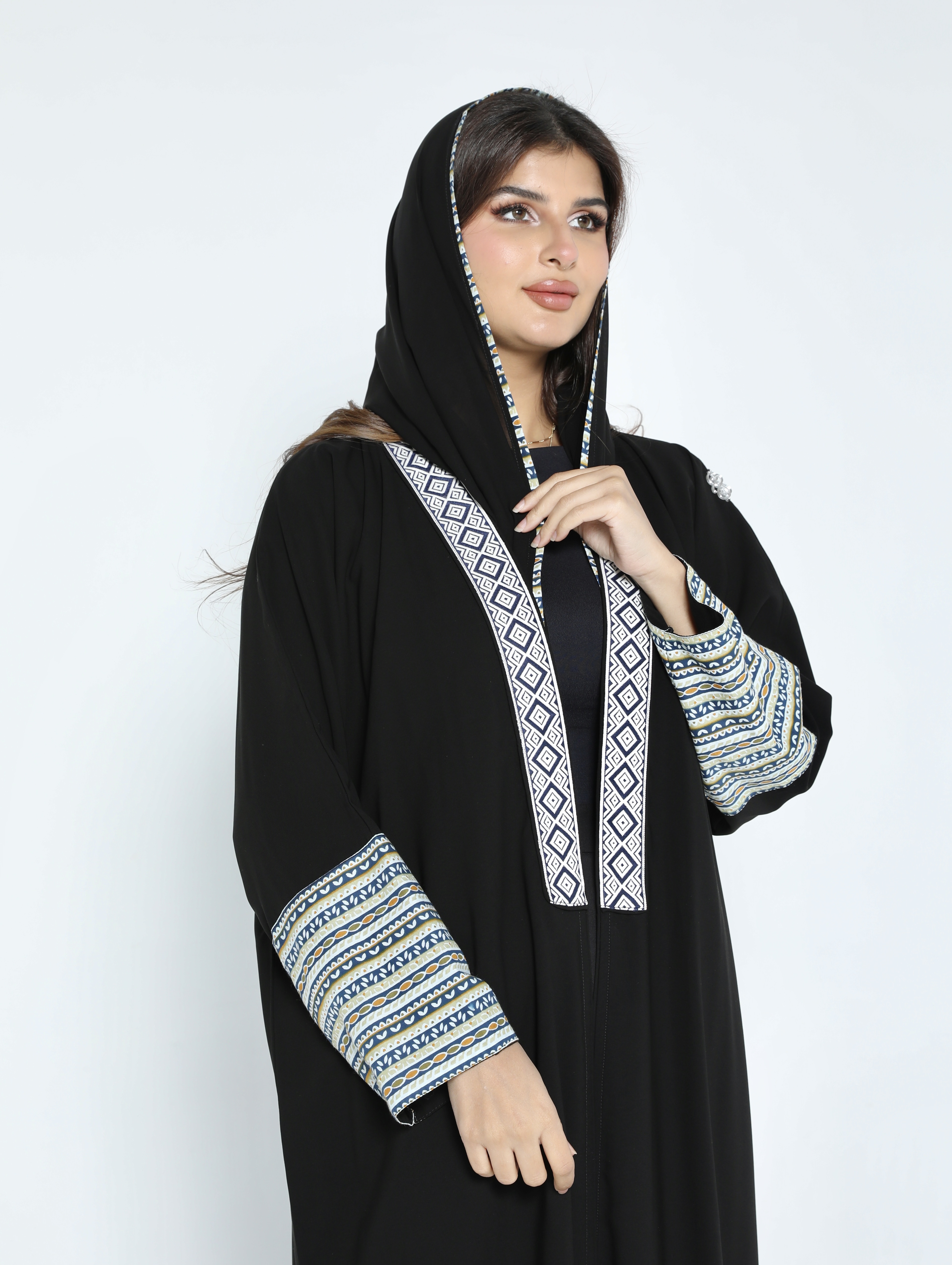 عباية للدوام - نيدل كرياتفيتي 