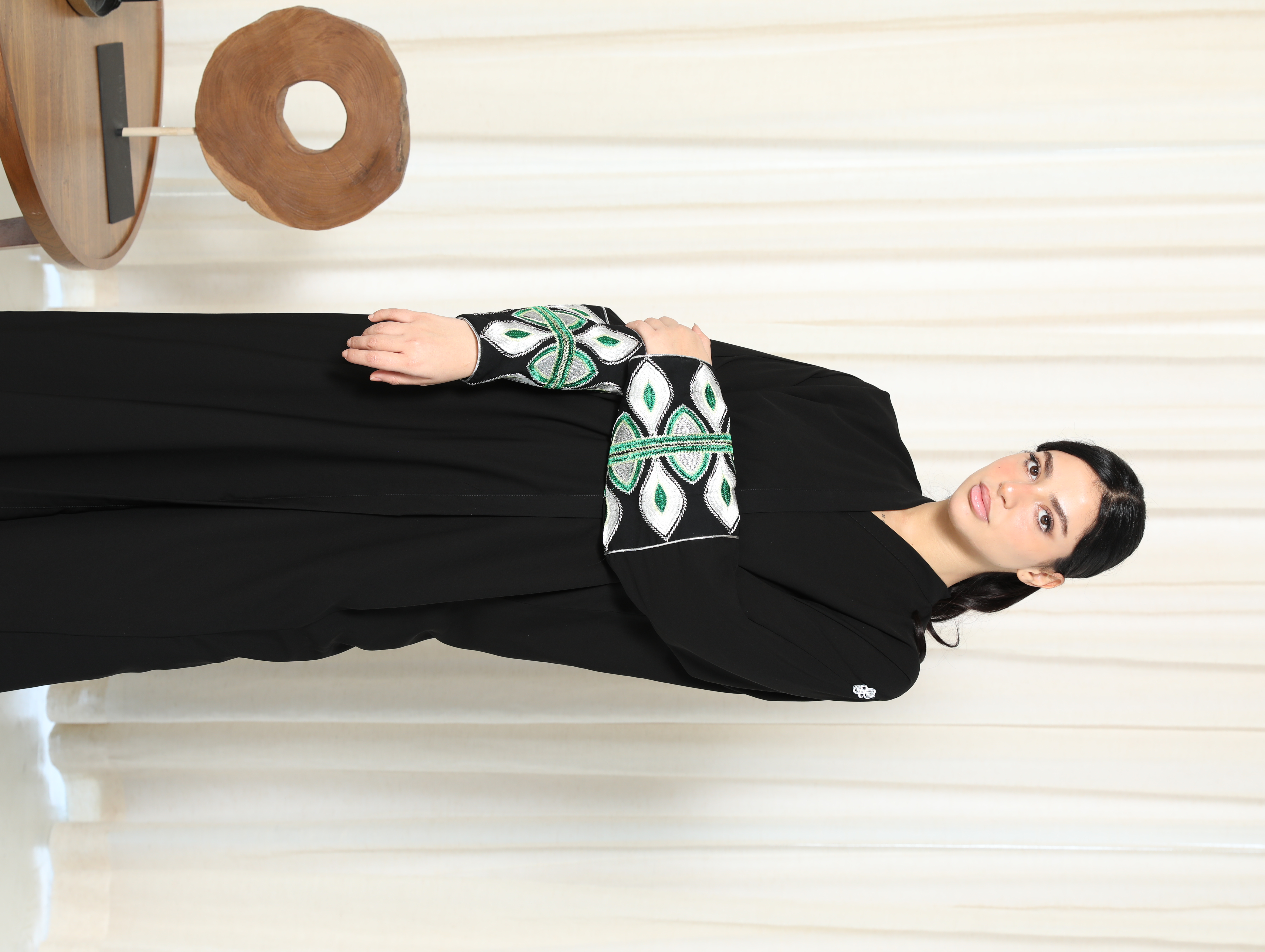 عباية بأكمام مطرزة