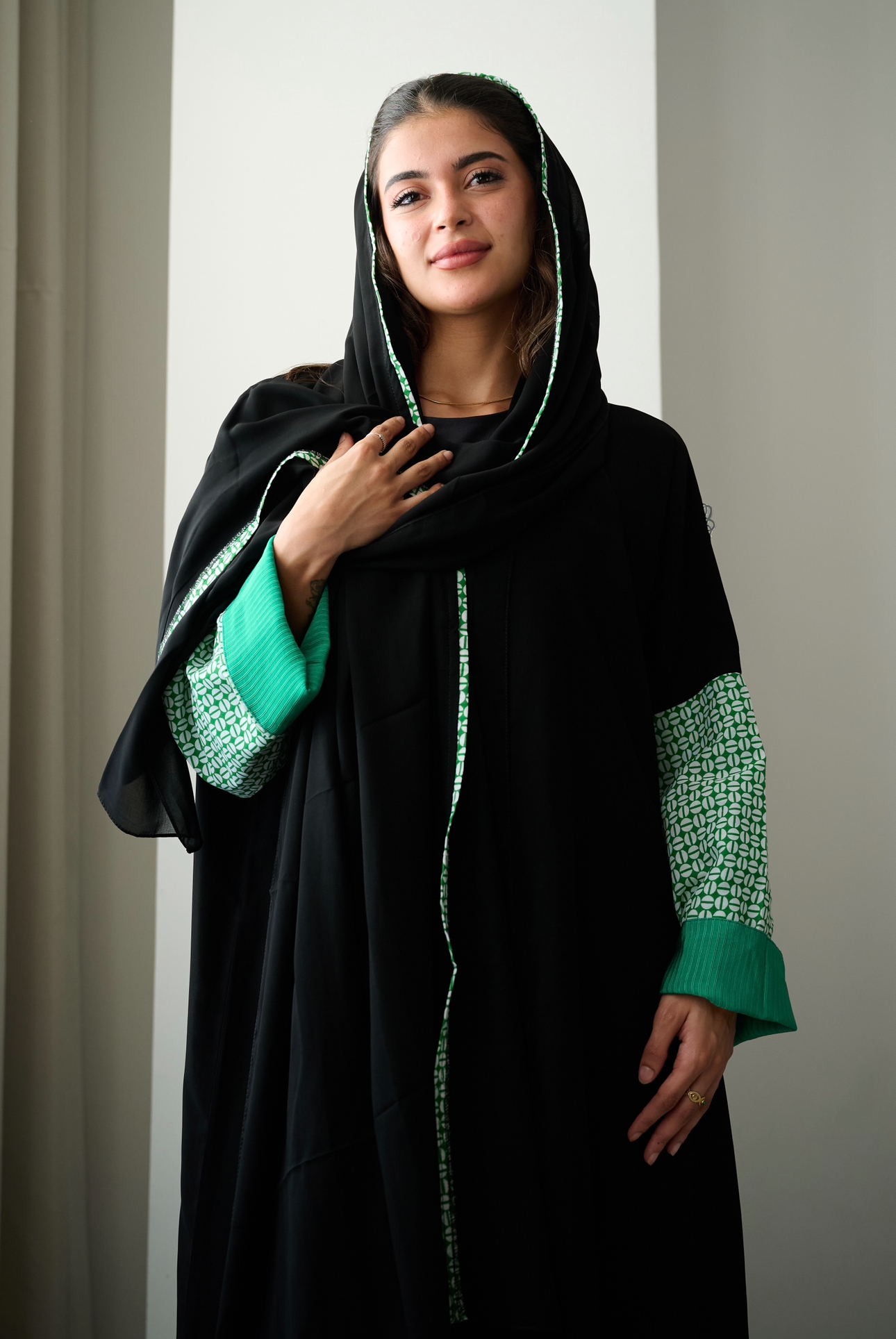 عبايه اسود واخضر