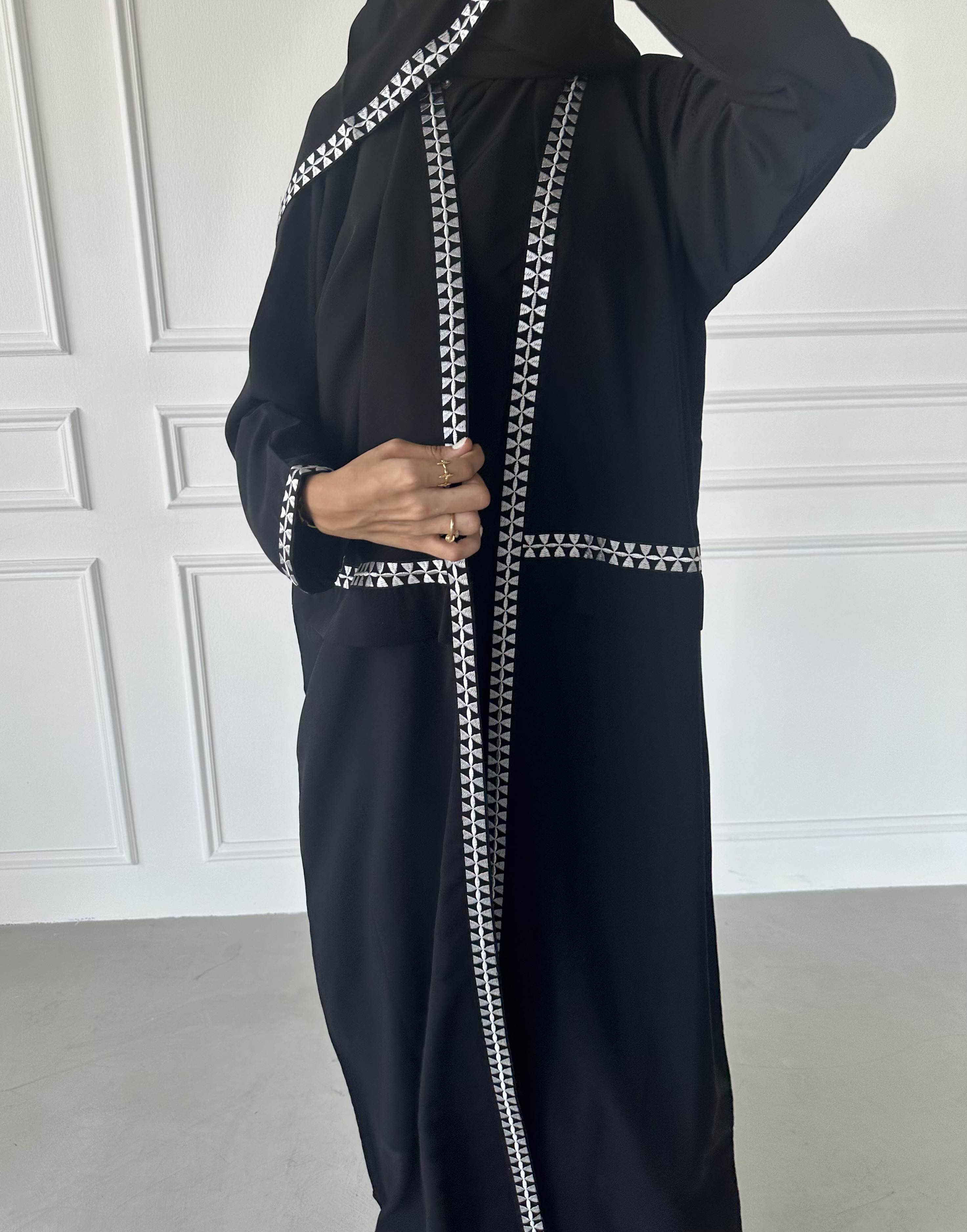 عبايه بتطريز ابيض- نيدل كرياتفيتي