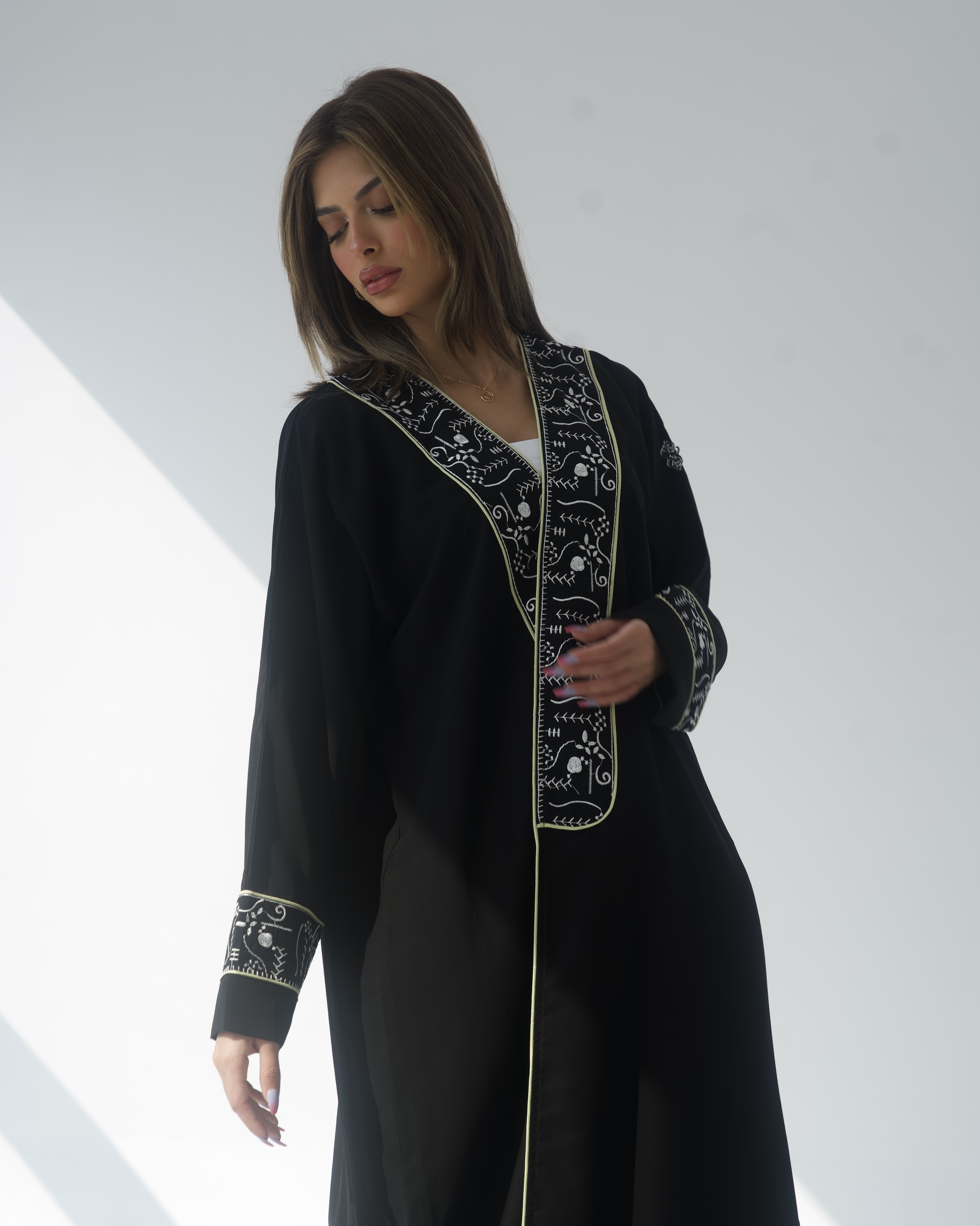عبايه مطرزه ابيض