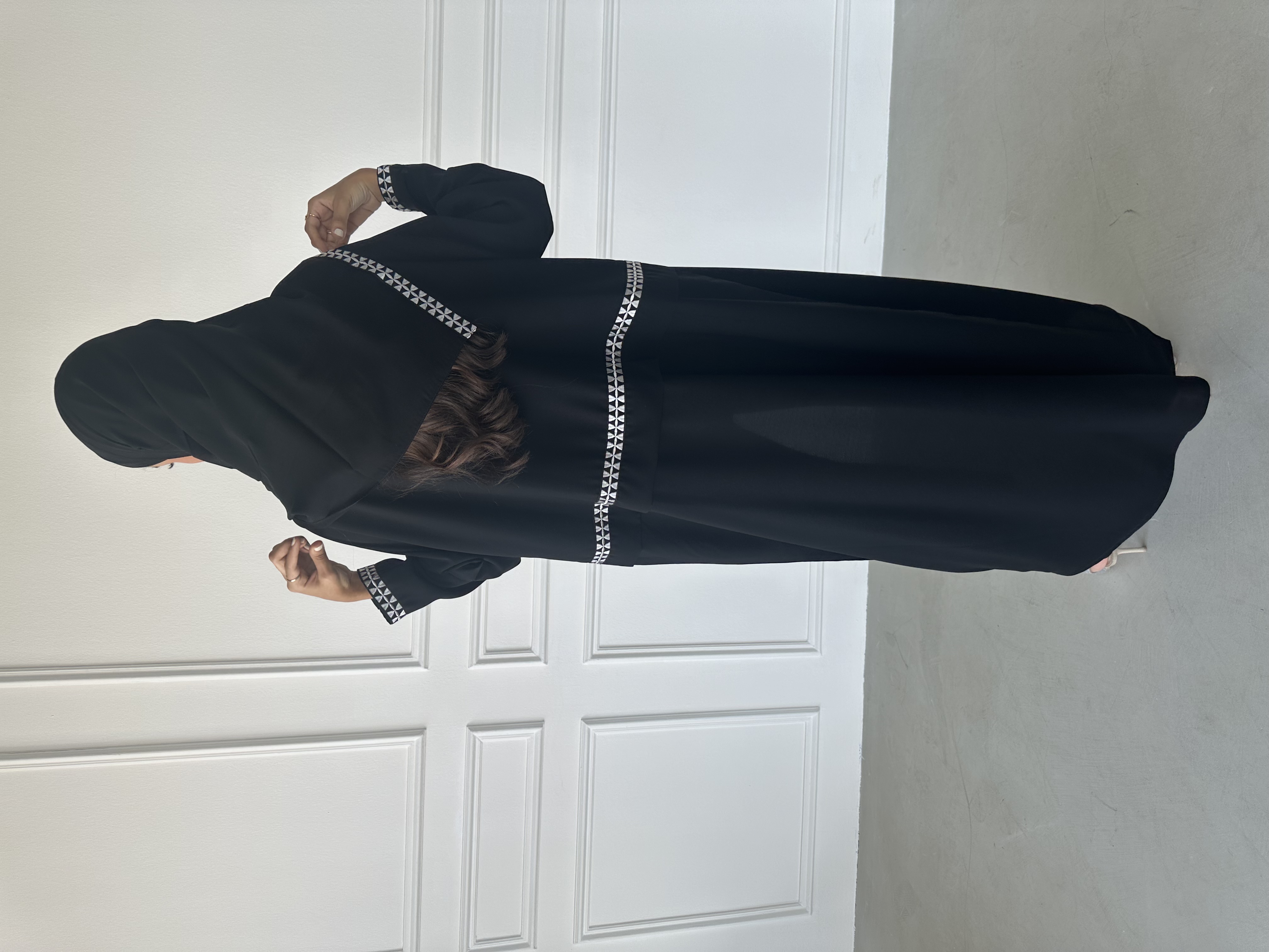 عبايه بتطريز ابيض- نيدل كرياتفيتي