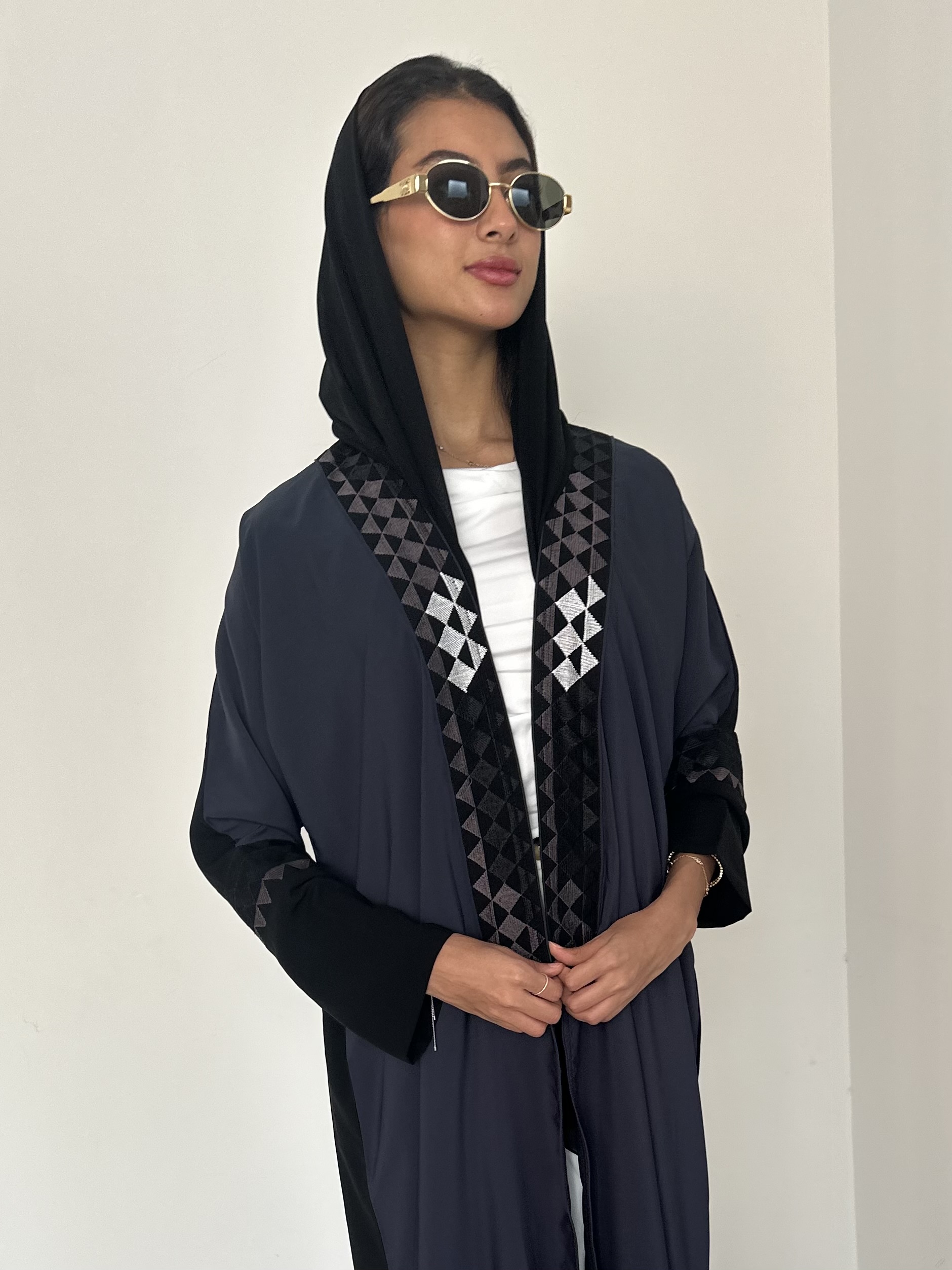 عباية مطرزة اسود