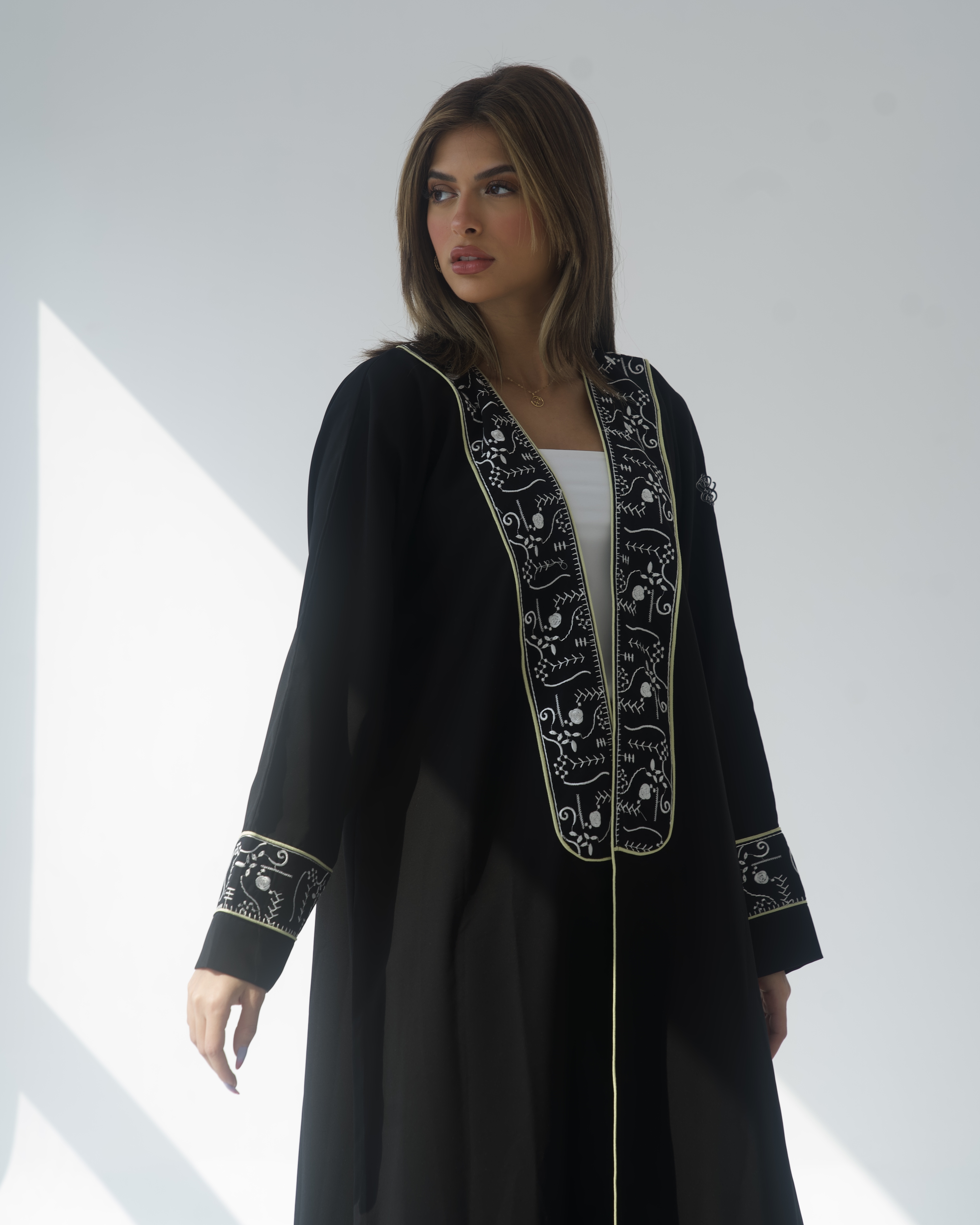 عبايه مطرزه ابيض